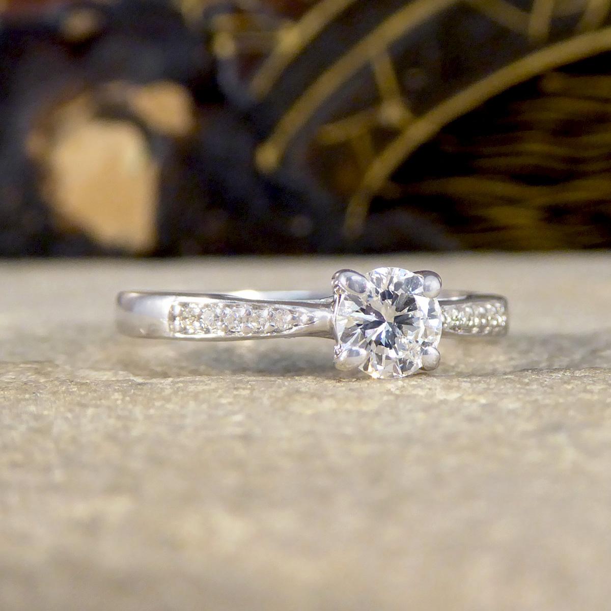 Cette bague solitaire classique en diamant est l'incarnation de l'élégance intemporelle et du charme sophistiqué et ferait la bague de fiançailles parfaite. Réalisée en or blanc 18 ct, elle est ornée d'un superbe diamant de 0,40 ct en son cœur,