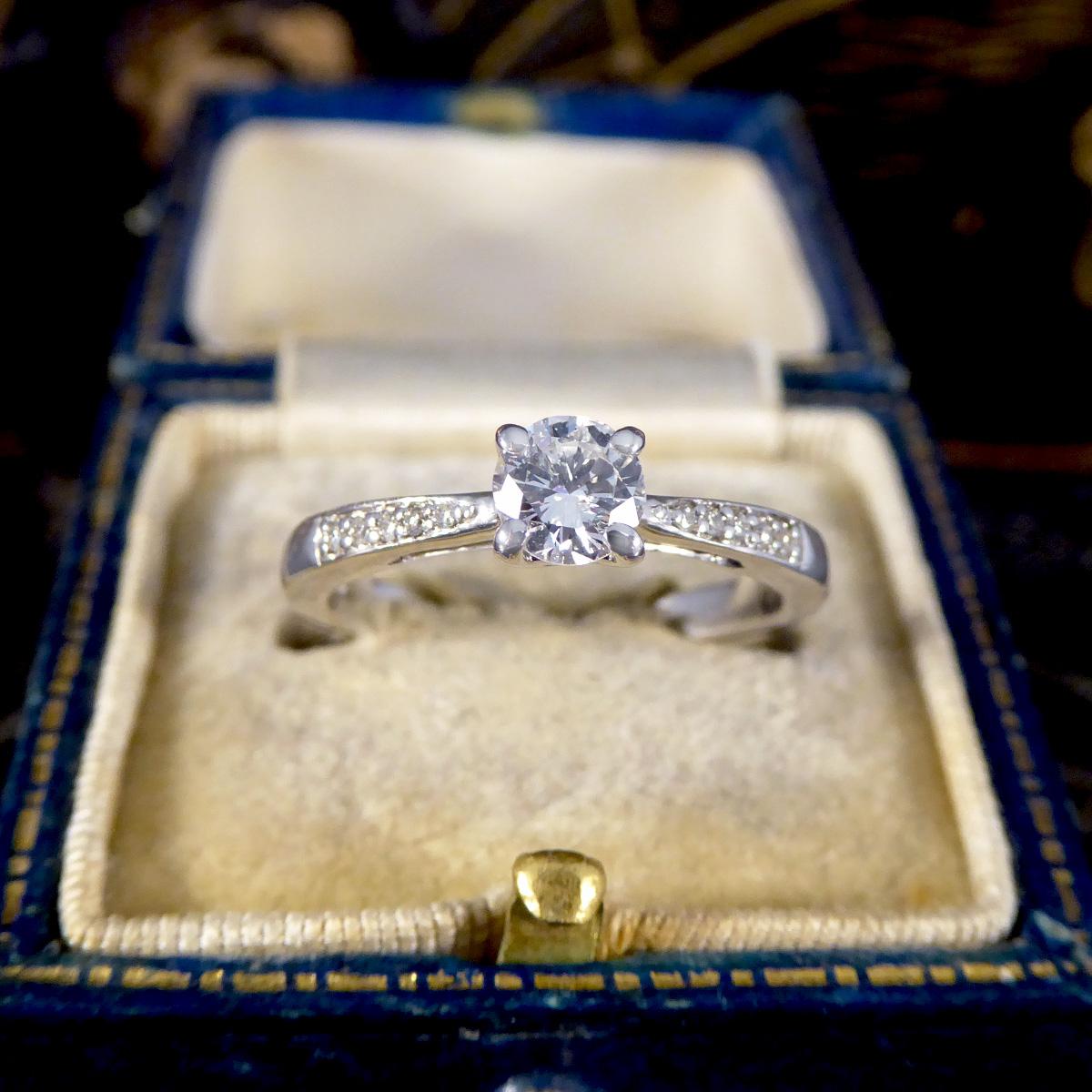 Bague de fiançailles classique avec solitaire et épaulements en diamant Or blanc 18ct en vente 1