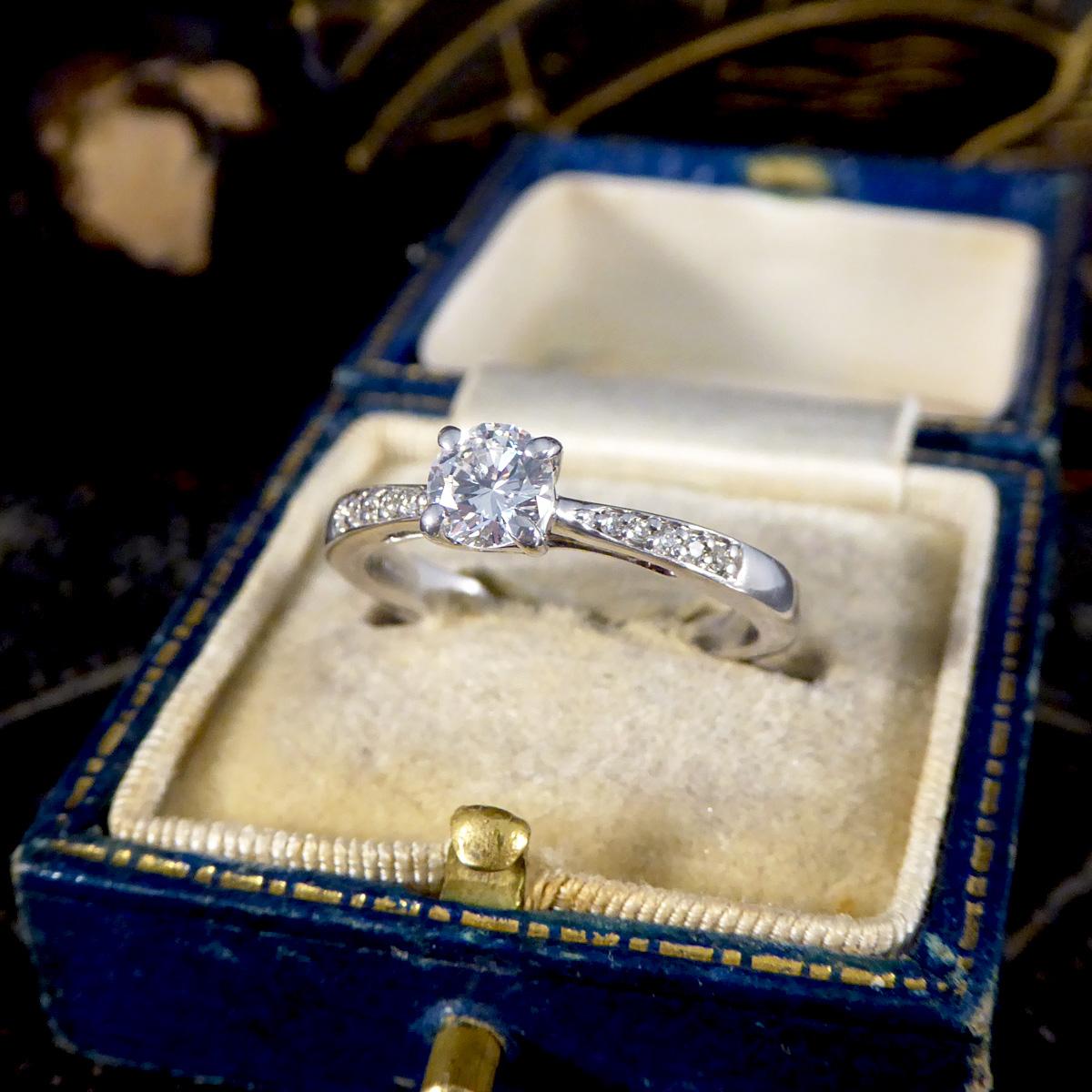 Bague de fiançailles classique avec solitaire et épaulements en diamant Or blanc 18ct en vente 2