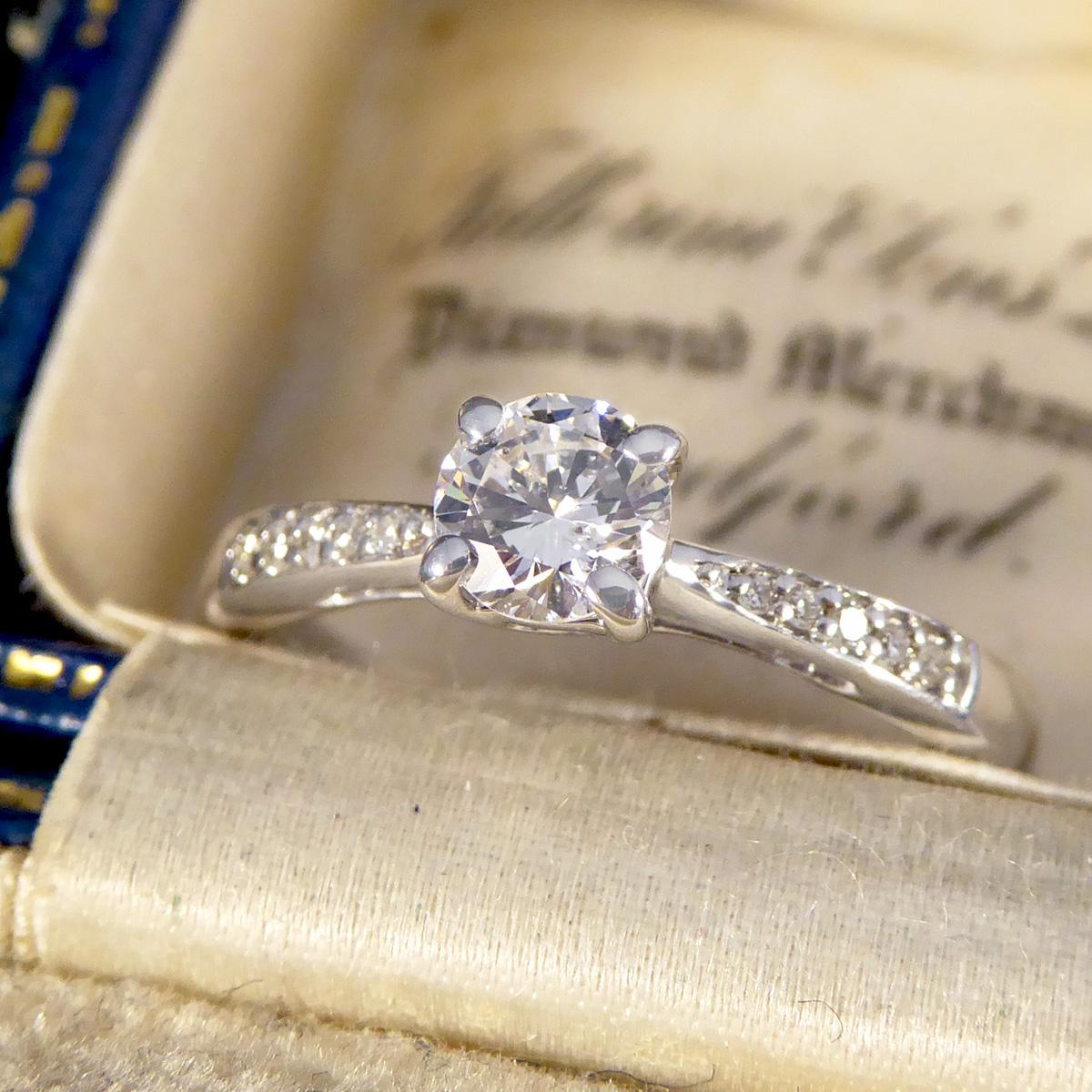 Bague de fiançailles classique avec solitaire et épaulements en diamant Or blanc 18ct en vente 3