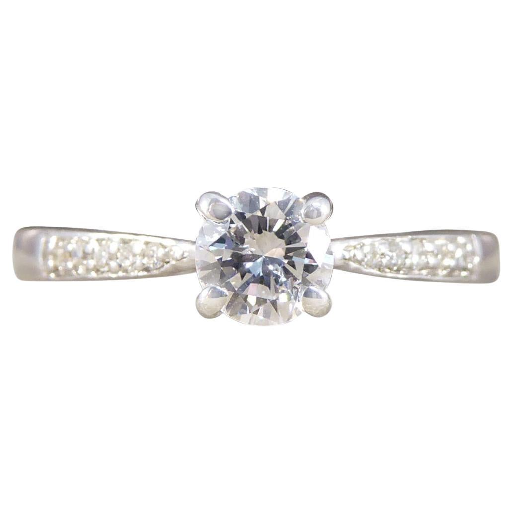 Bague de fiançailles classique avec solitaire et épaulements en diamant Or blanc 18ct en vente