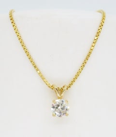 Collier à pendentif solitaire classique en diamants