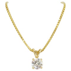 Collier à pendentif solitaire classique en diamants