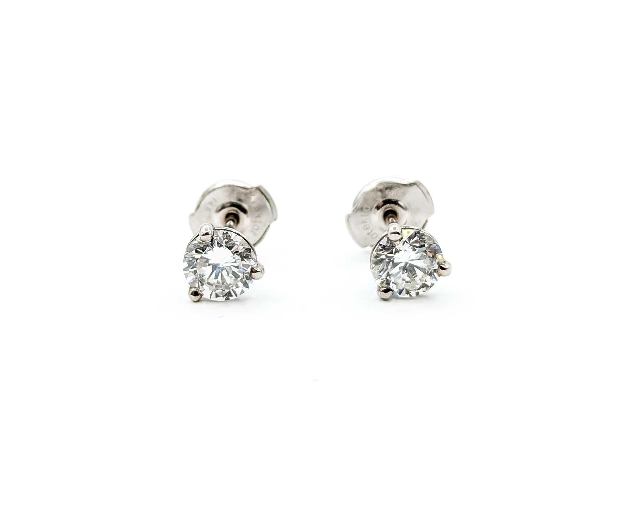 Estos intemporales pendientes de diamantes presentan un total de 1,20 quilates de diamantes redondos de talla brillante, firmemente engastados en monturas clásicas de cuatro puntas. Los diamantes están bellamente engastados en oro blanco de 14