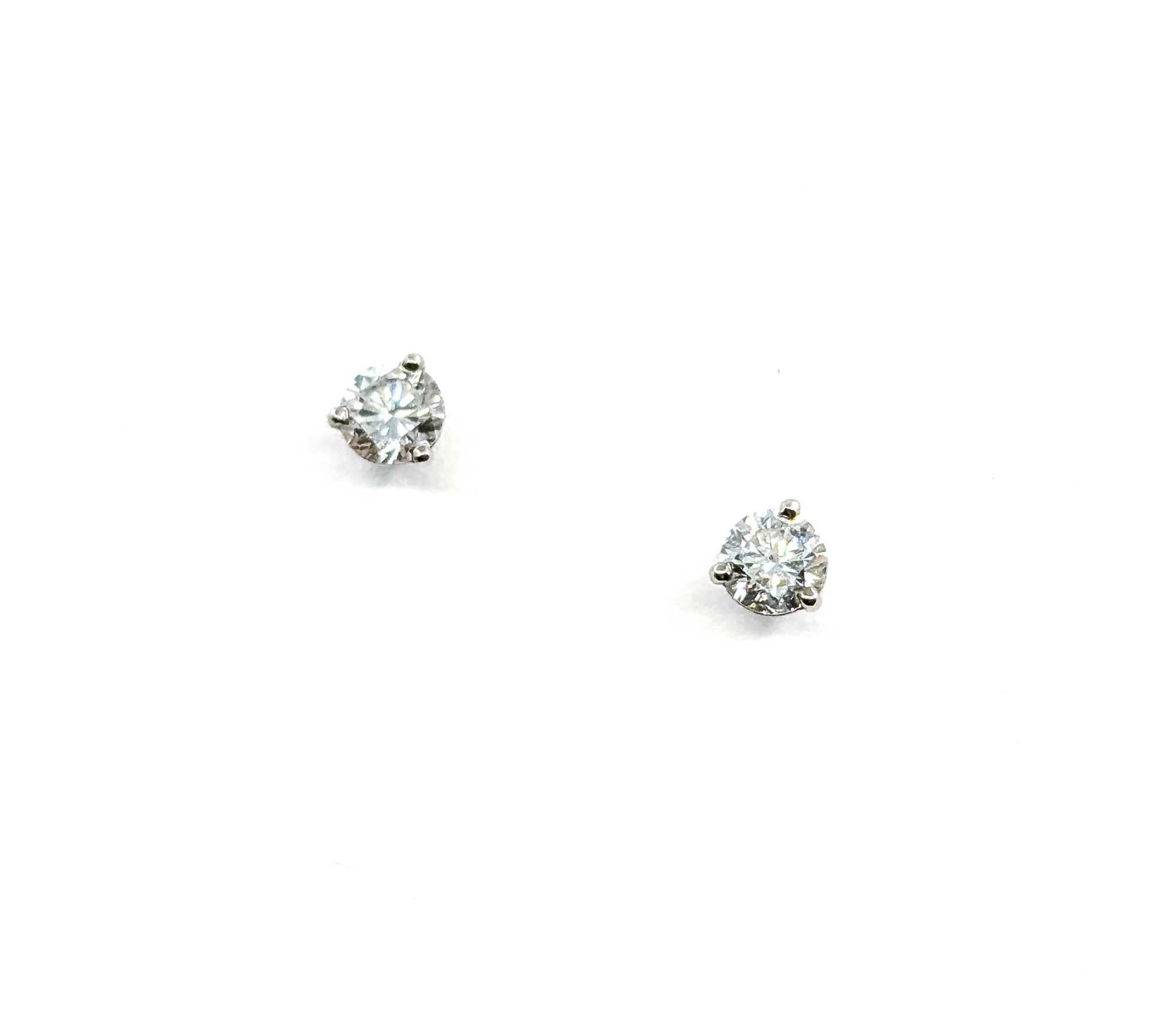 Pendientes clásicos de diamantes en oro blanco de 14k Corte redondo en venta