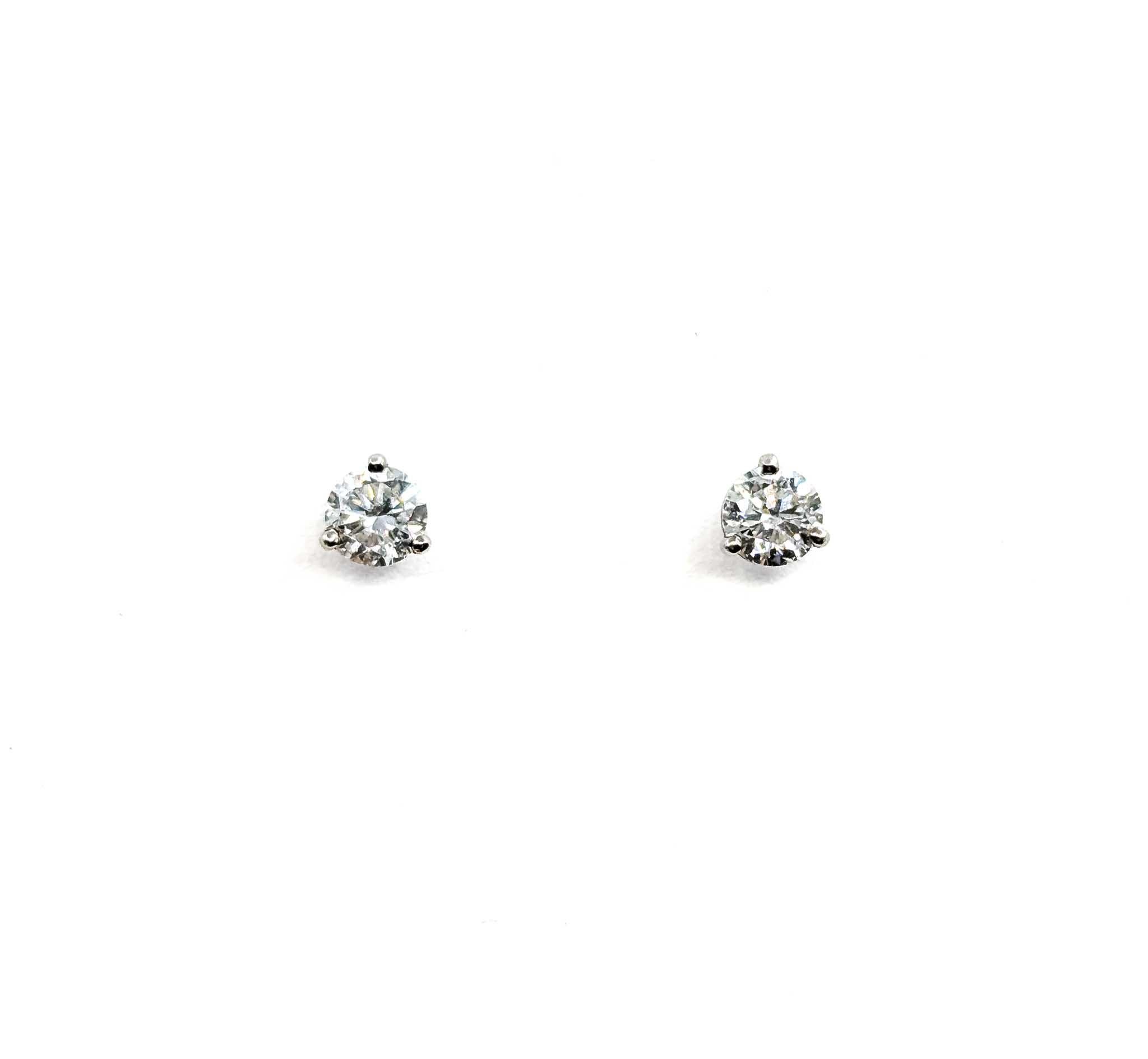 Pendientes clásicos de diamantes en oro blanco de 14k en Excelente estado para la venta en Bloomington, MN