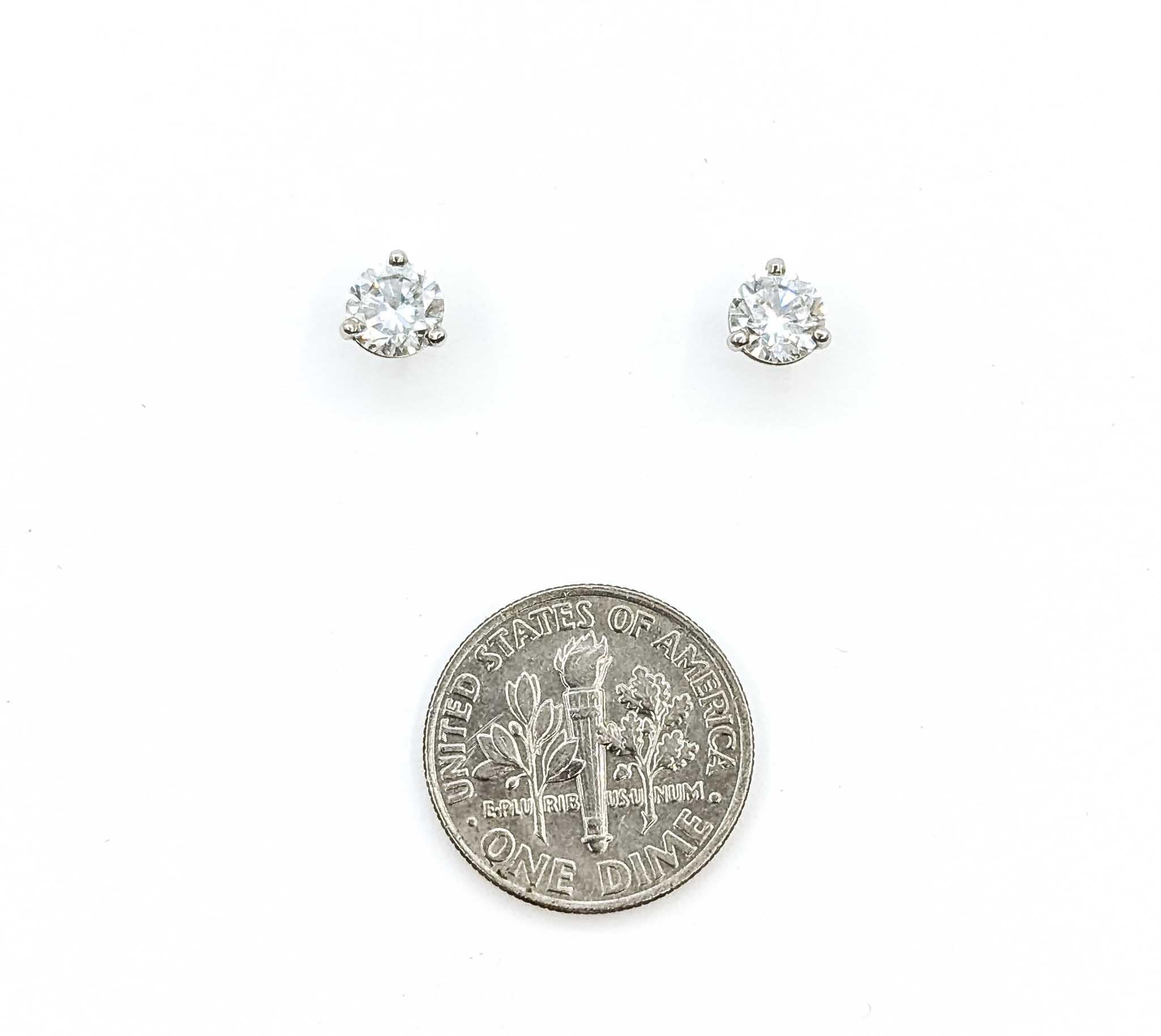 Pendientes clásicos de diamantes en oro blanco de 14k en venta 3