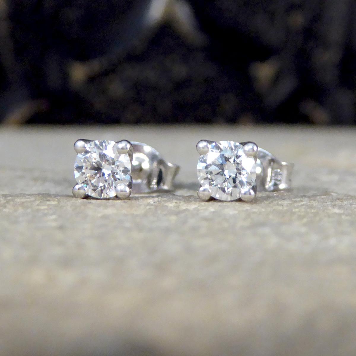 Classic Diamond Stud Earrings in 18ct White Gold In New Condition For Sale In Yorkshire, West Yorkshire
