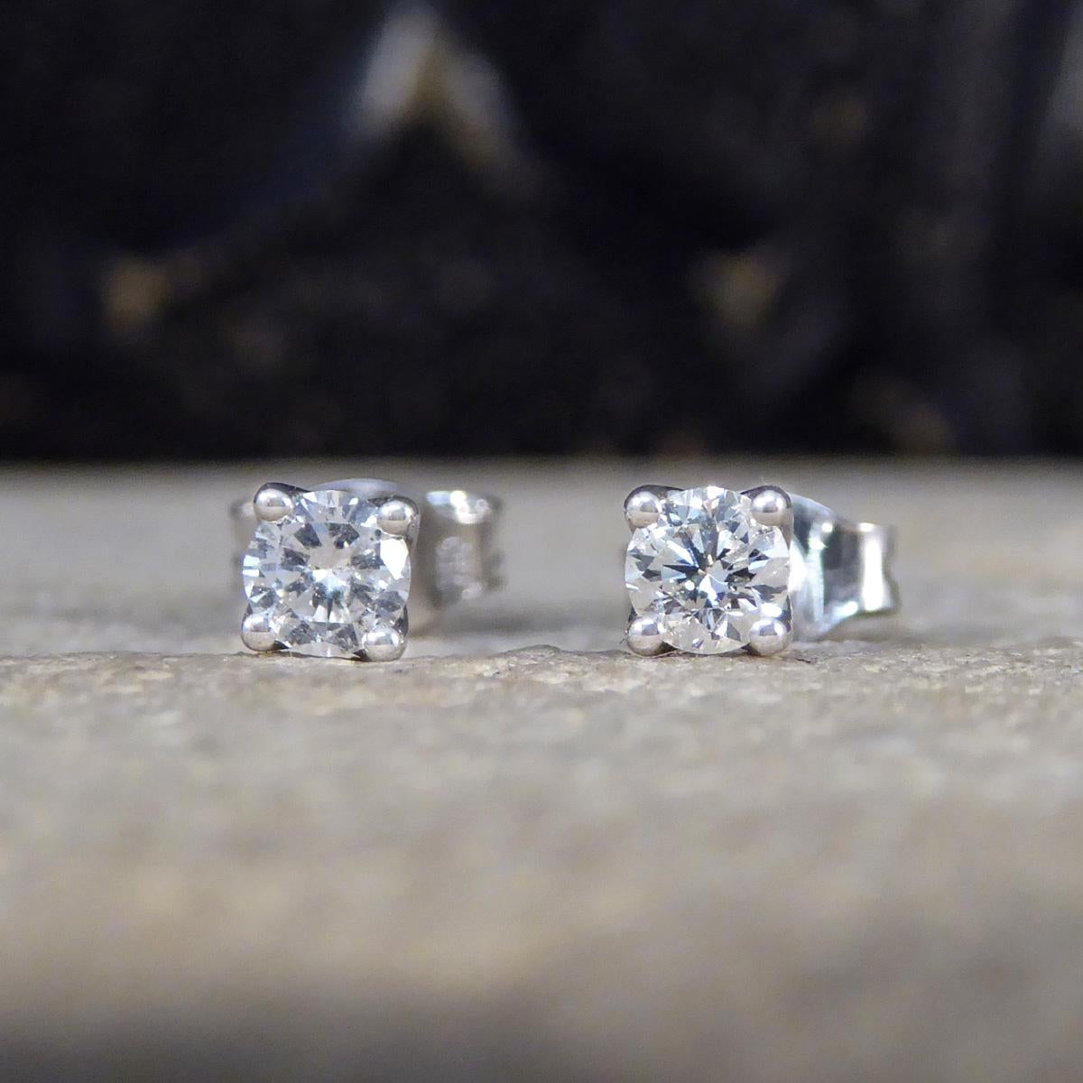 Classic Diamond Stud Earrings in 18ct White Gold In New Condition In Yorkshire, West Yorkshire