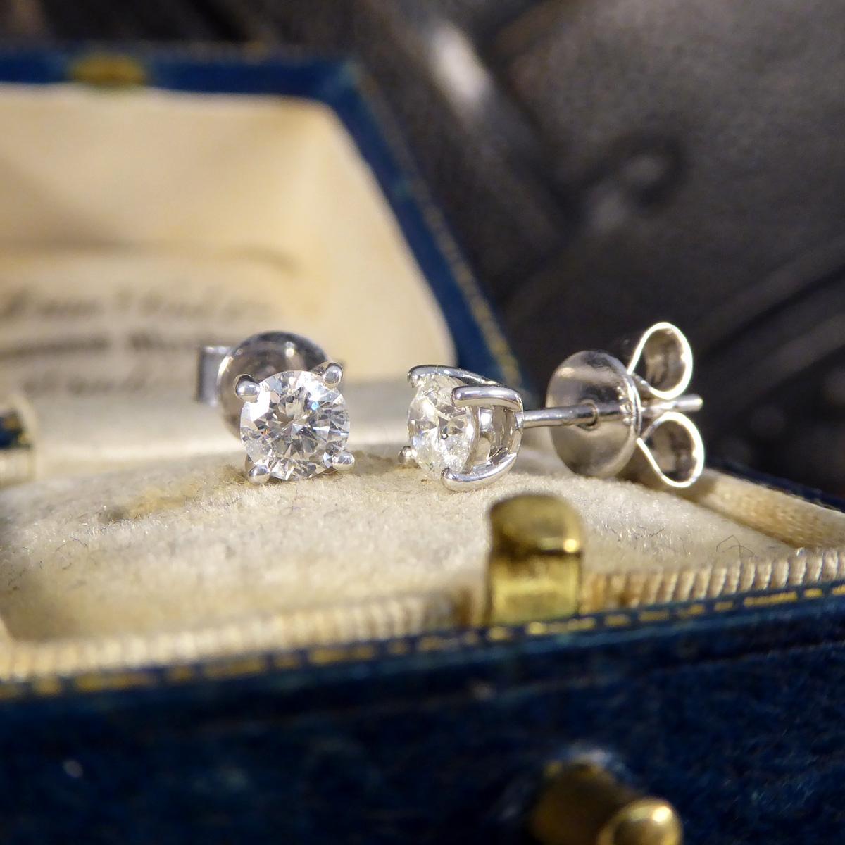Classic Diamond Stud Earrings in 18ct White Gold In Excellent Condition For Sale In Yorkshire, West Yorkshire