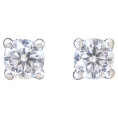 Clous d'oreilles classiques en or blanc 18 carats