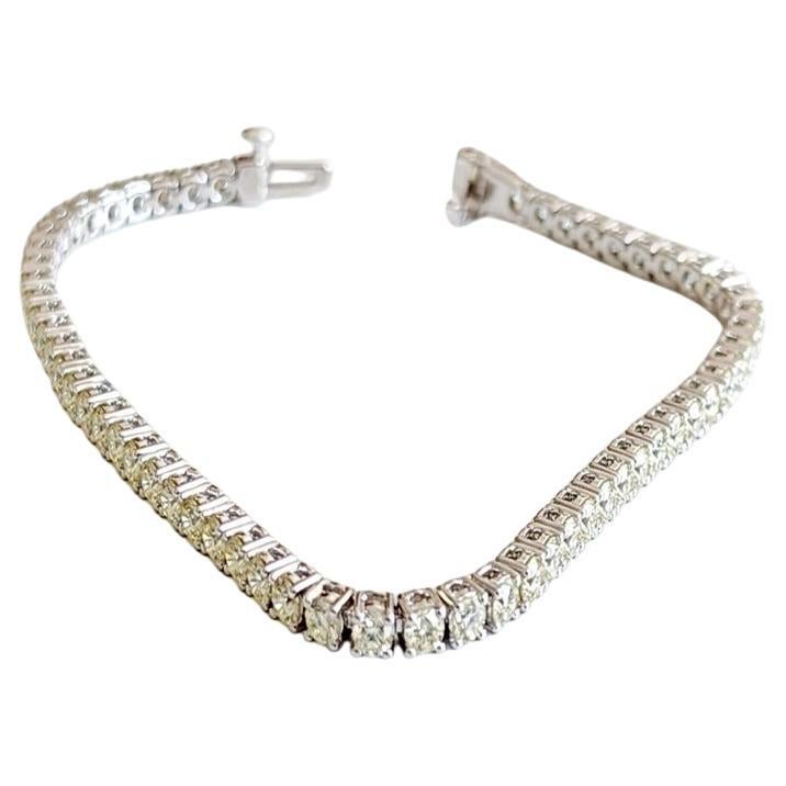 Esta intemporal pulsera de tenis presenta diamantes redondos de talla brillante que suman 5,17 quilates, elegantemente engastados en un elegante engaste de oro blanco de 14 quilates. Diseñada tanto para la sofisticación como para el uso diario, esta