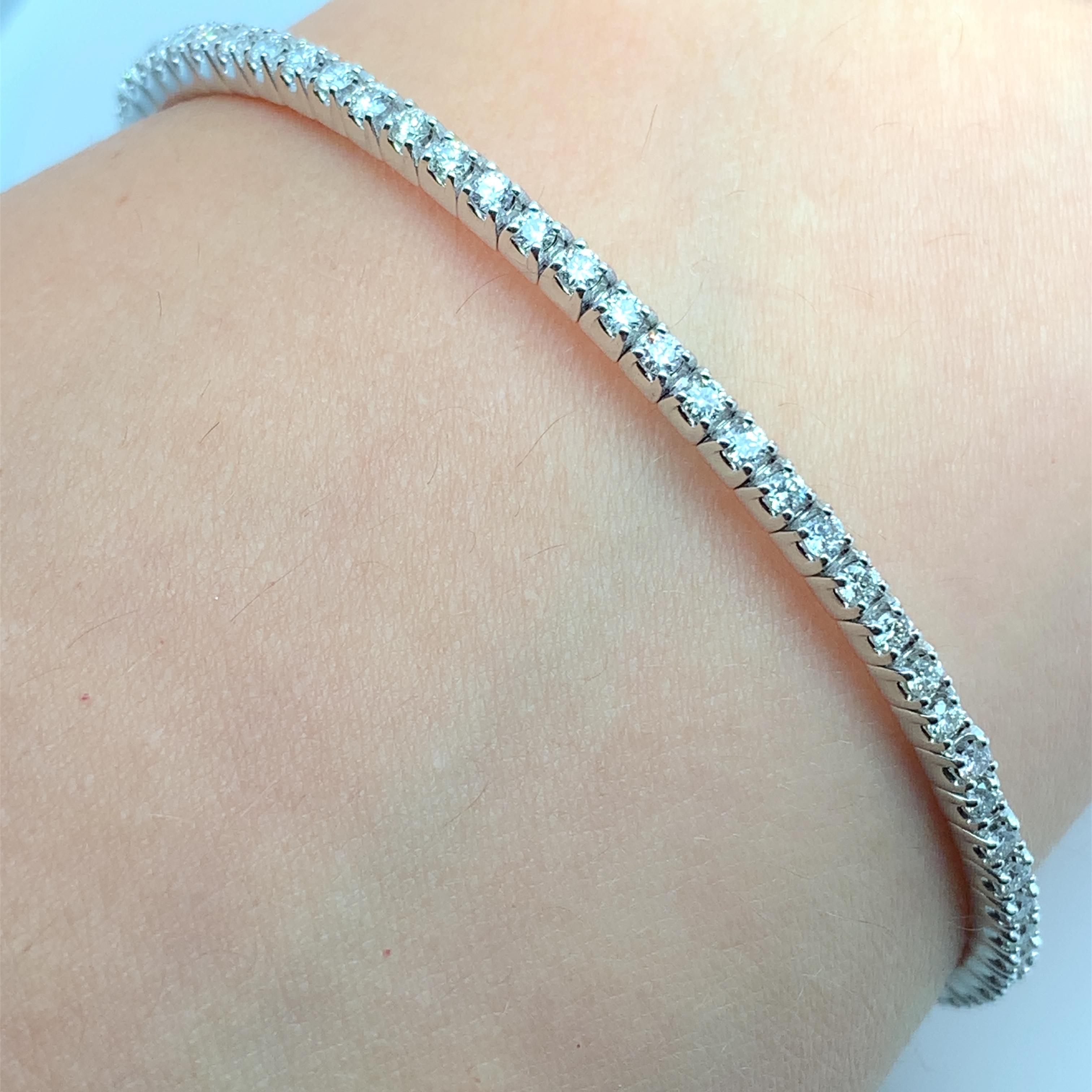 Dieser exquisite Diamant-Armreif ist ein wahres Meisterwerk der Juwelierkunst. Er ist aus 18-karätigem Weißgold gefertigt und verfügt über einen atemberaubenden 2,00-karätigen Diamanten im Brillantschliff, der von 2,00-karätigen natürlichen