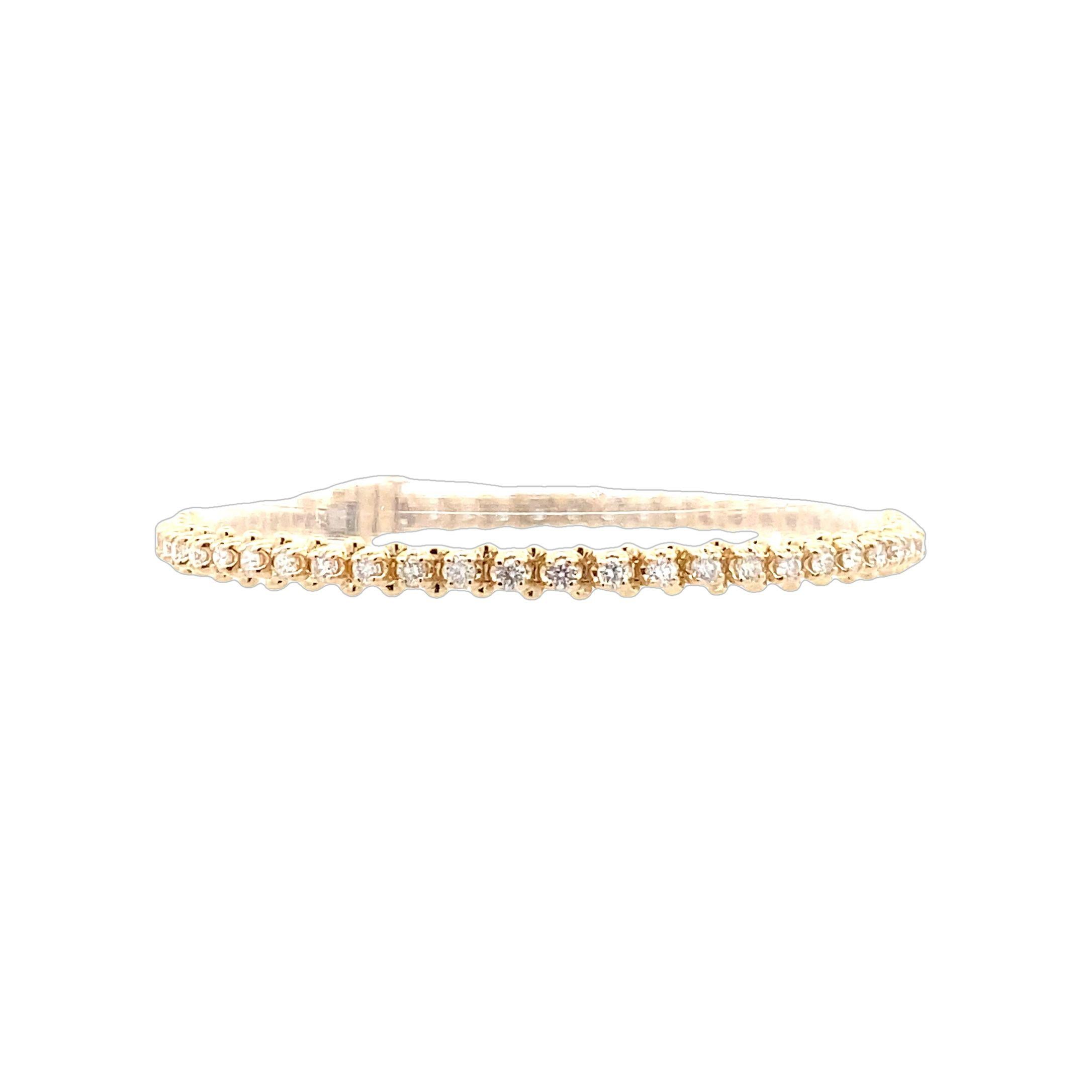 Questo bracciale classico e tradizionale in oro giallo 14k presenta al centro uno splendido diamante bianco rotondo da 1,92 carati, che irradia brillantezza ed eleganza. Il design senza tempo del bracciale emana raffinatezza e charme, rendendolo