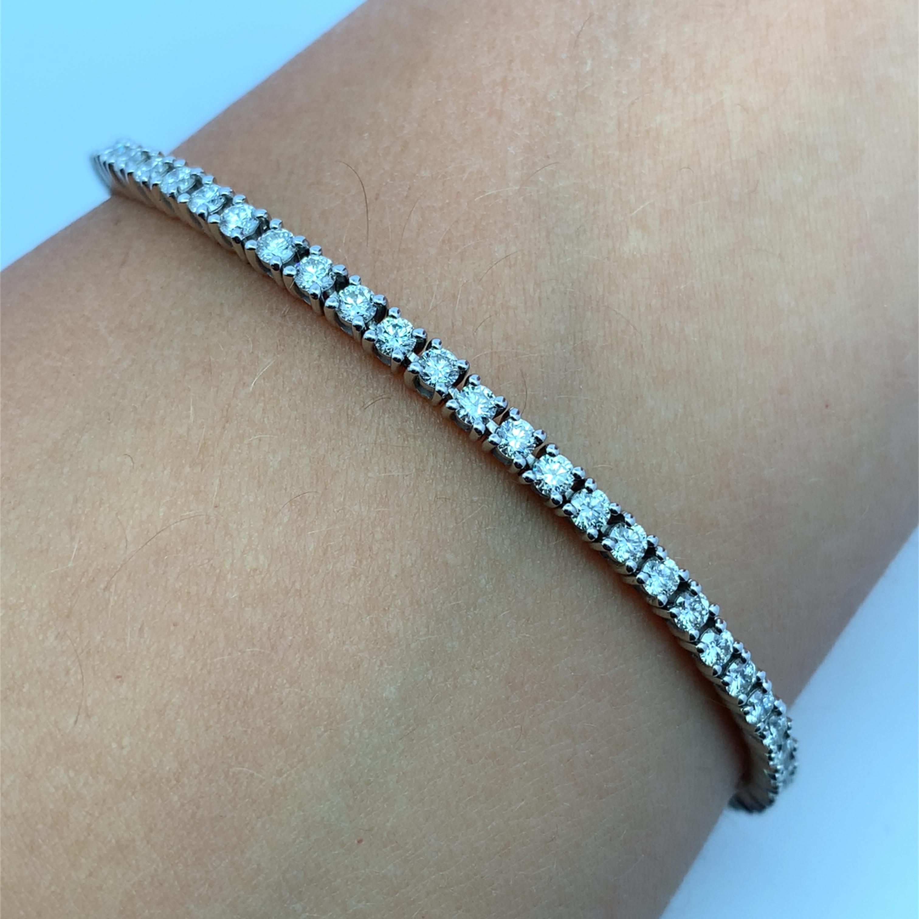 Eleg, c'est l'élégance intemporelle avec ce bracelet de tennis classique en diamant et platine. Chaque diamant méticuleusement serti présente un style de taille brillant, créant un éclat exquis. Témoignage d'un goût raffiné, ce bracelet est