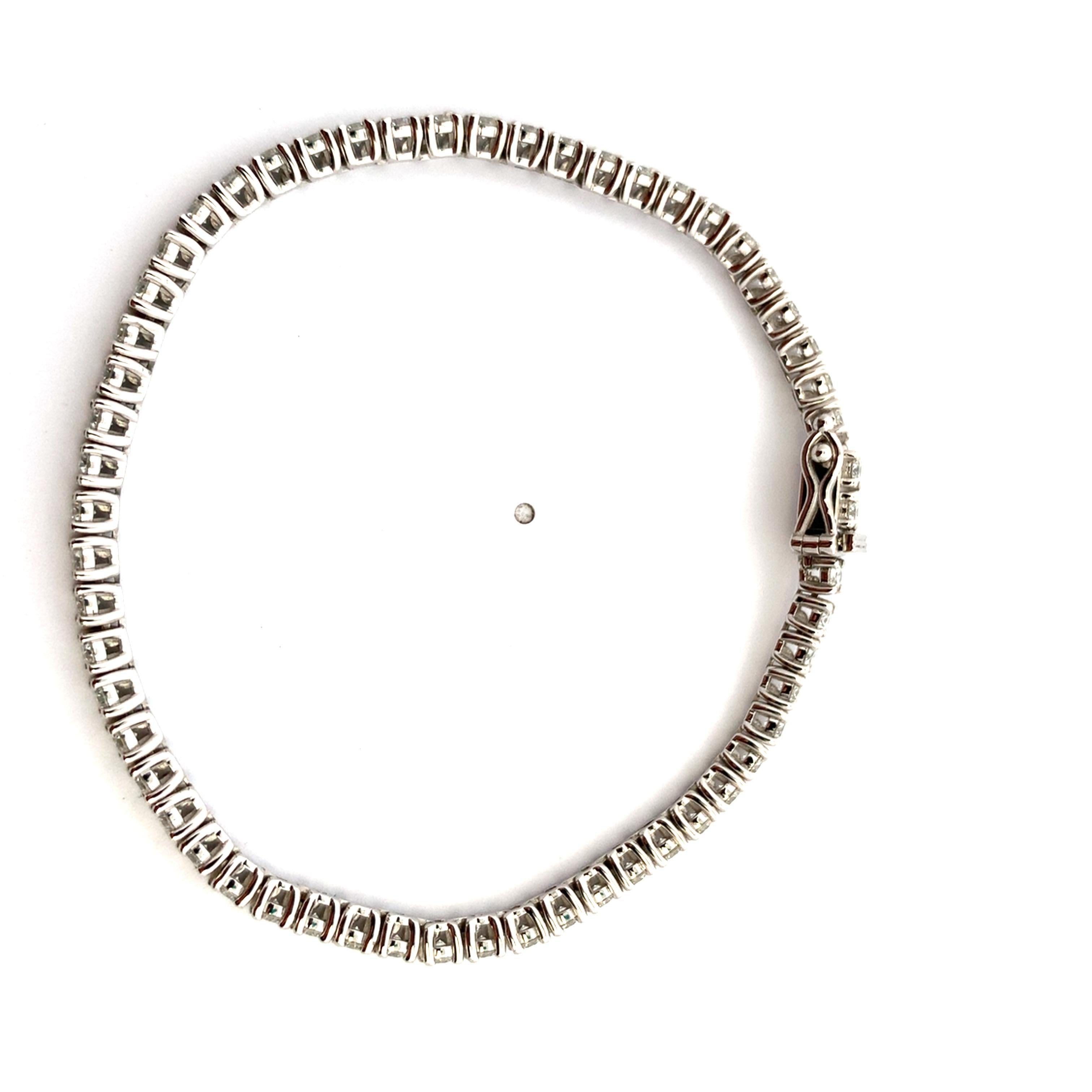 Taglio rotondo Bracciale tennis classico con diamanti in platino in vendita