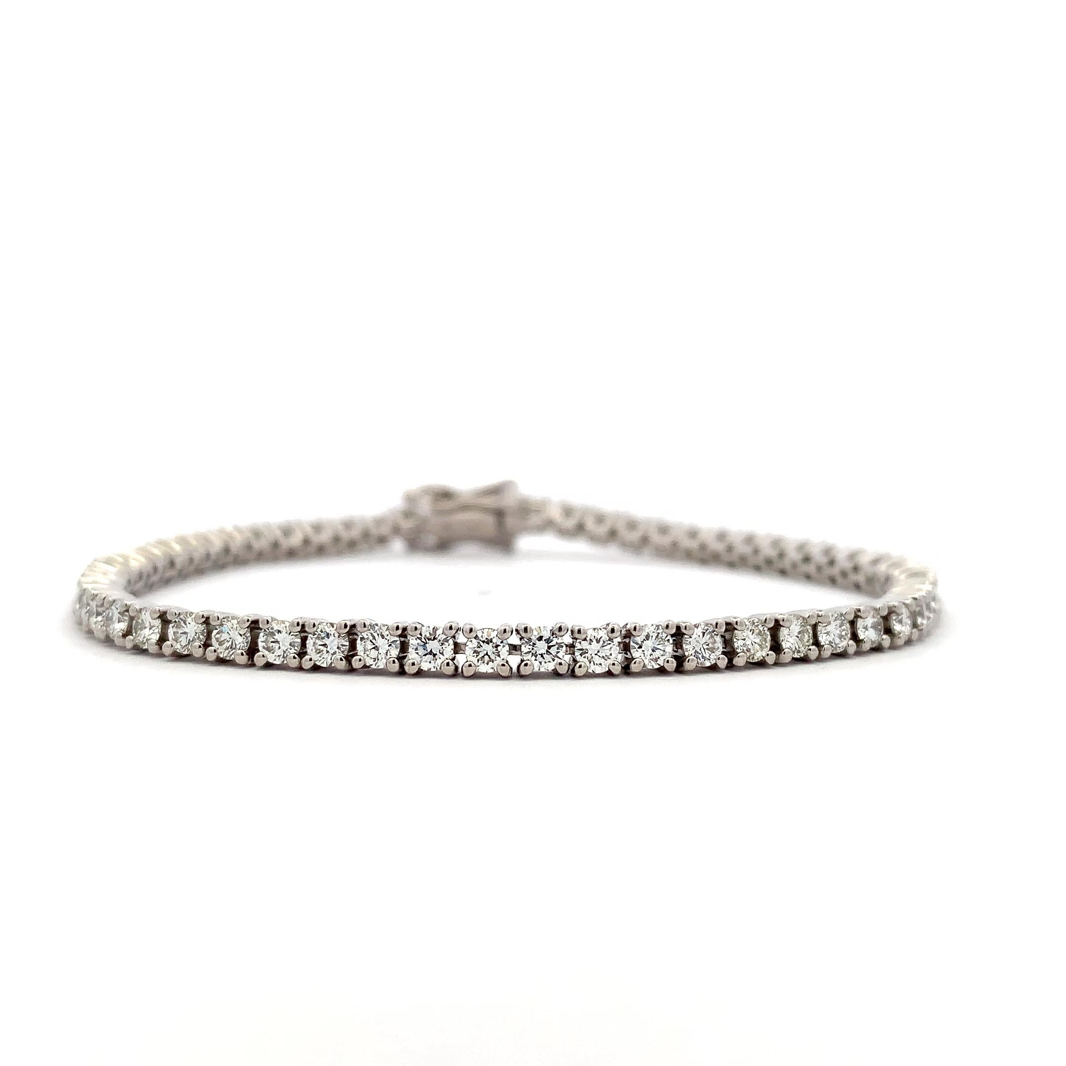 Bracelet de tennis classique en diamant platine Neuf - En vente à London, GB