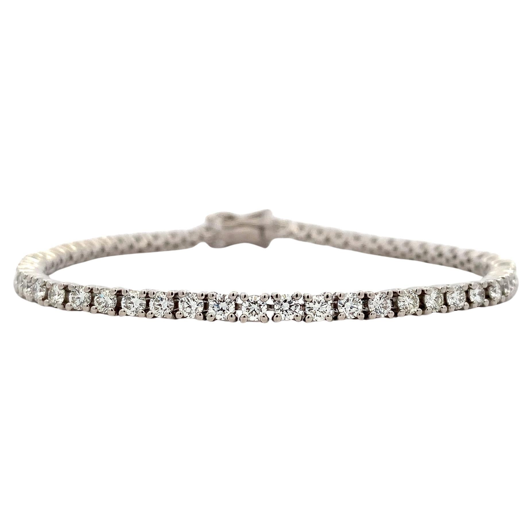 Bracelet de tennis classique en diamant platine en vente