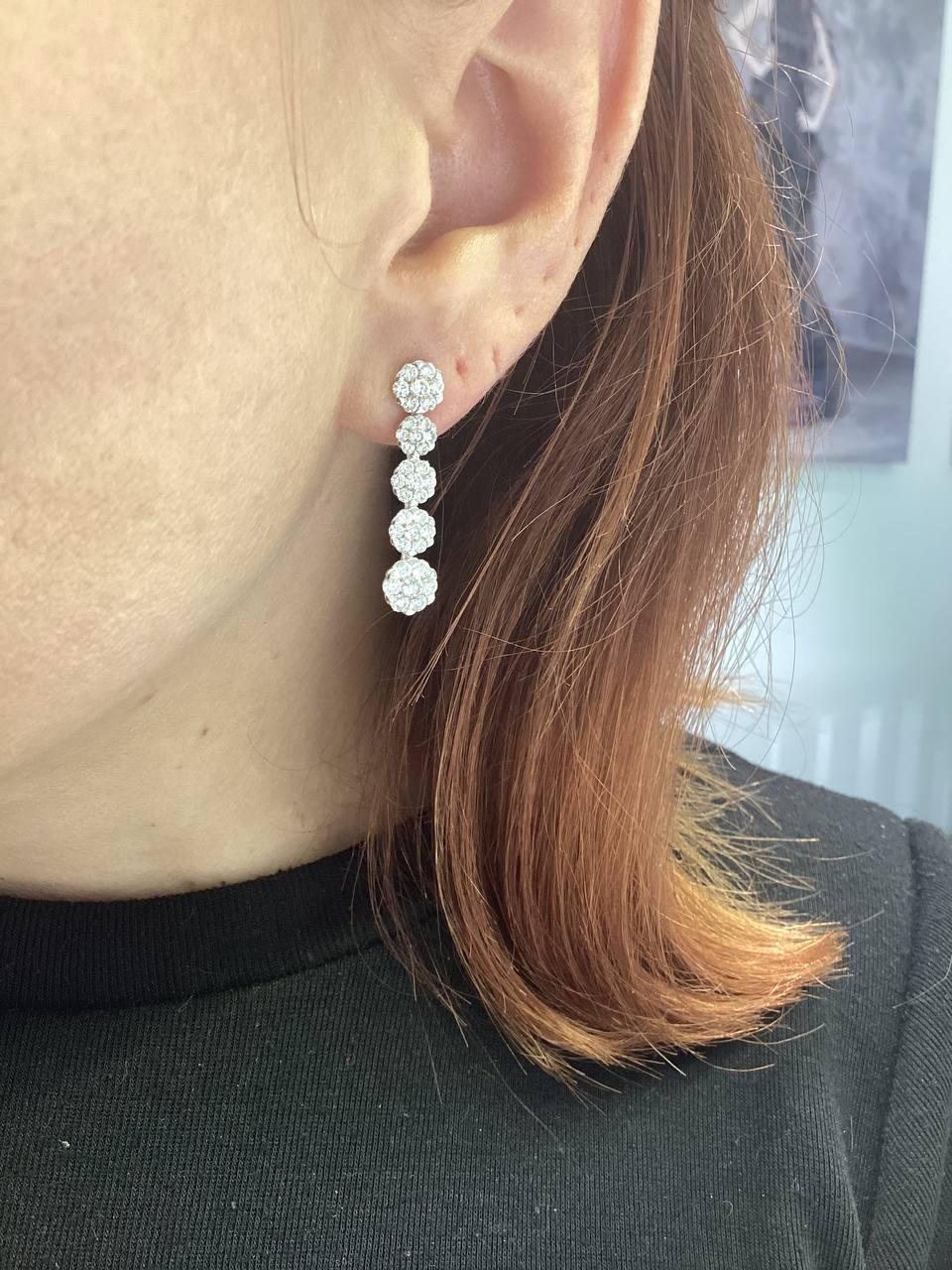 Classic Diamond White 18K Gold Stud Dangle Earrings for Her In New Condition For Sale In Genève, GE