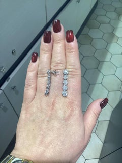 Pendientes colgantes clásicos de oro blanco de 18 quilates con diamantes para ella