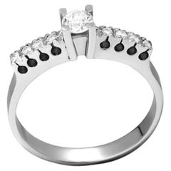 Anillo clásico de oro blanco con diamantes para ella