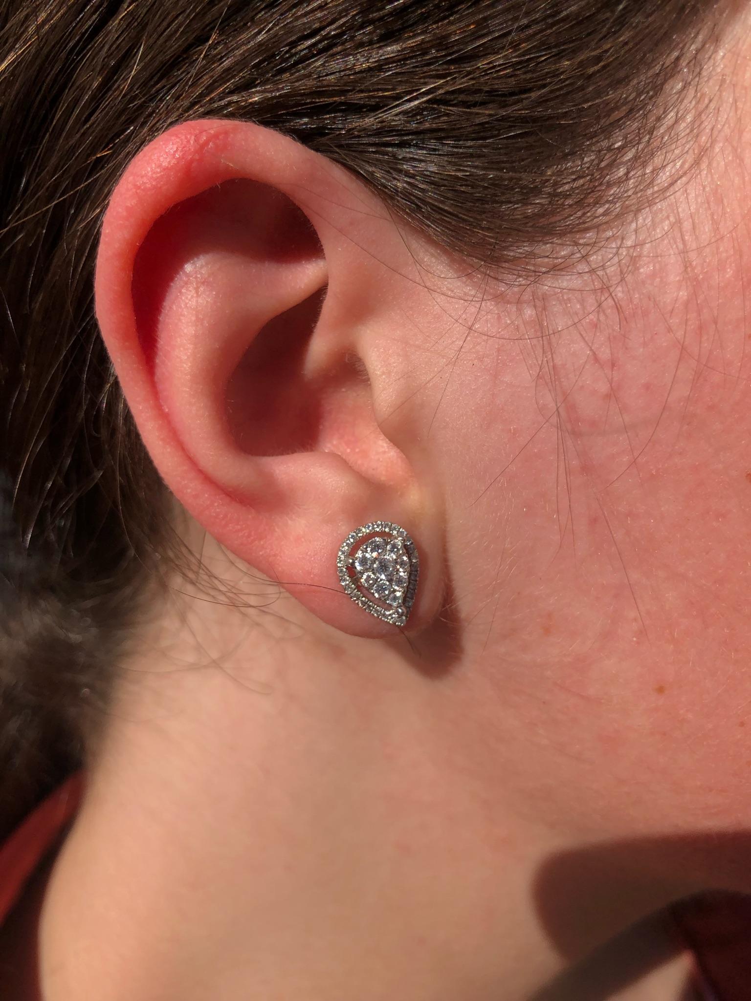 Classic Diamond White Gold Stud Earrings In New Condition For Sale In Genève, GE
