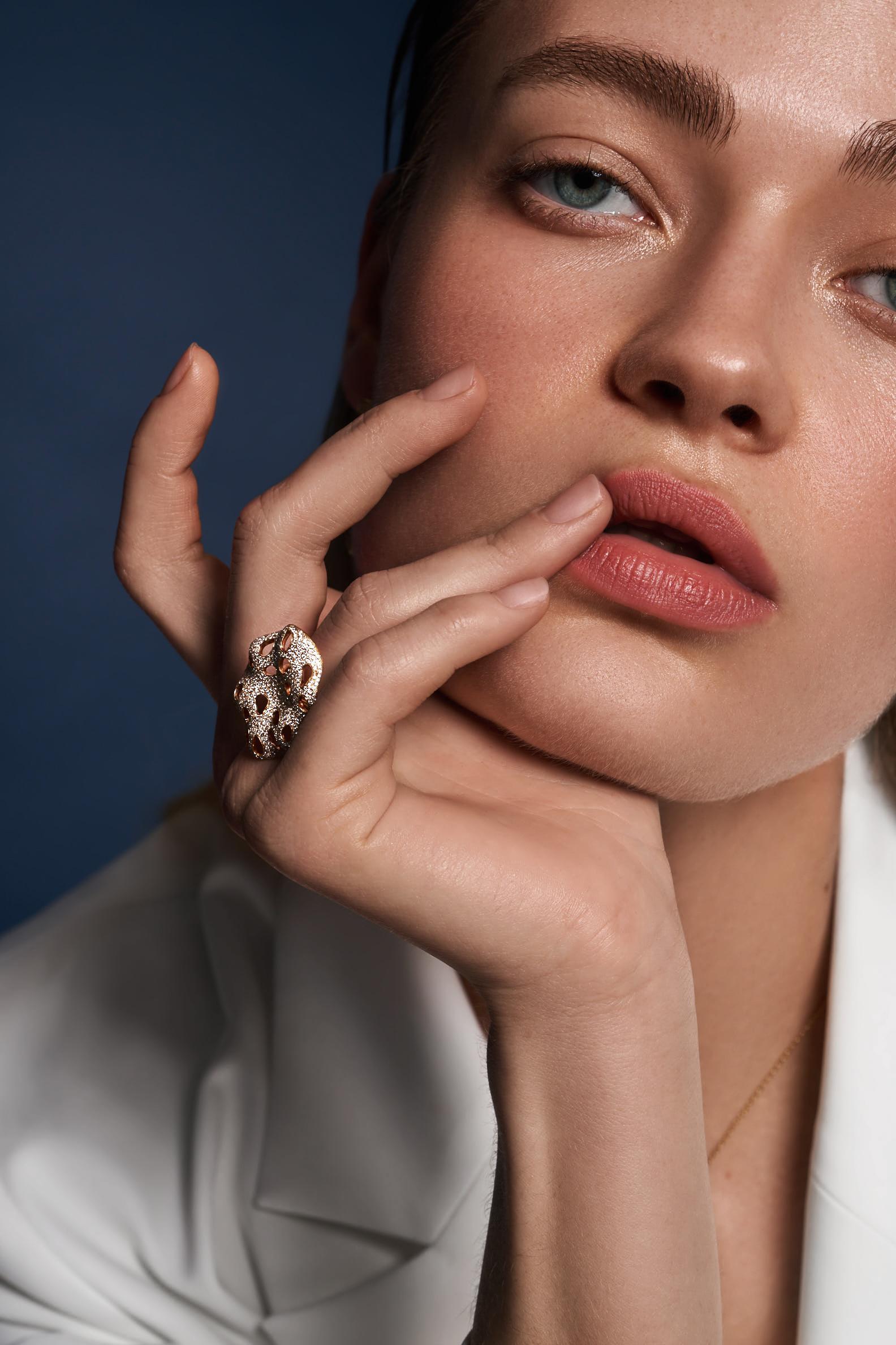 Bague exclusive en or jaune avec diamant classique en vente 2