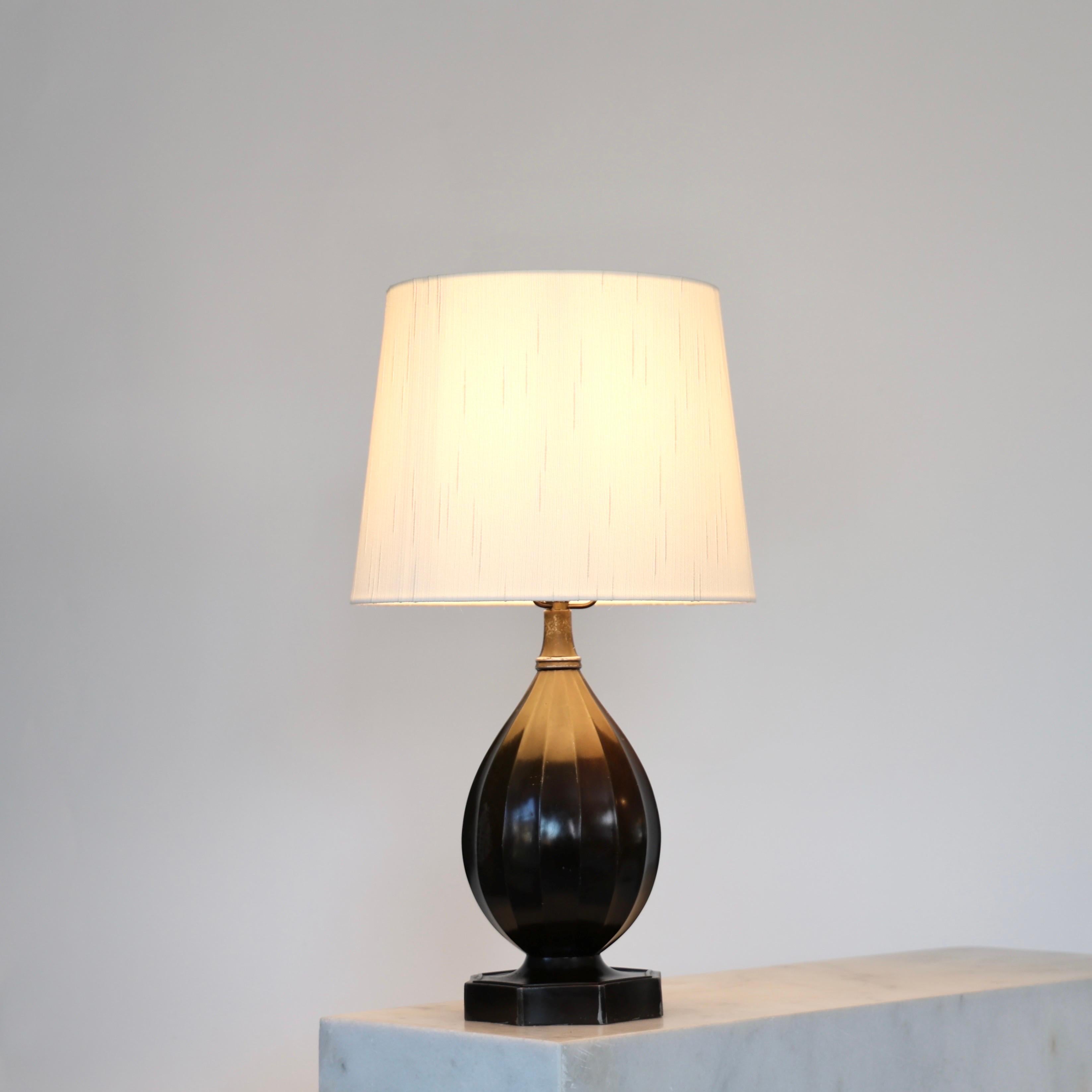 Timeless Discometal Table Lamp designed by Just Andersen in 1936. A fine piece for a beautiful place.

* Bottle-shaped metal desk lamp with vertical lines and a white fabric shade.
* Designer: Just Andersen
* Model: 1860 
* Year: 1936
* Condition: