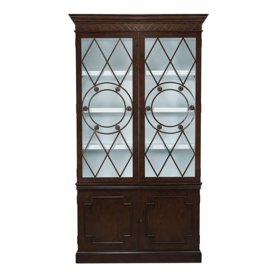 Ce meuble majestueux, fini dans un riche chêne Umbria vieilli, dégage un air d'élégance aristocratique et un attrait intemporel.

Les portes sont ornées de rosettes moulées et de bandes circulaires à l'intérieur de la grille de la porte, apportant