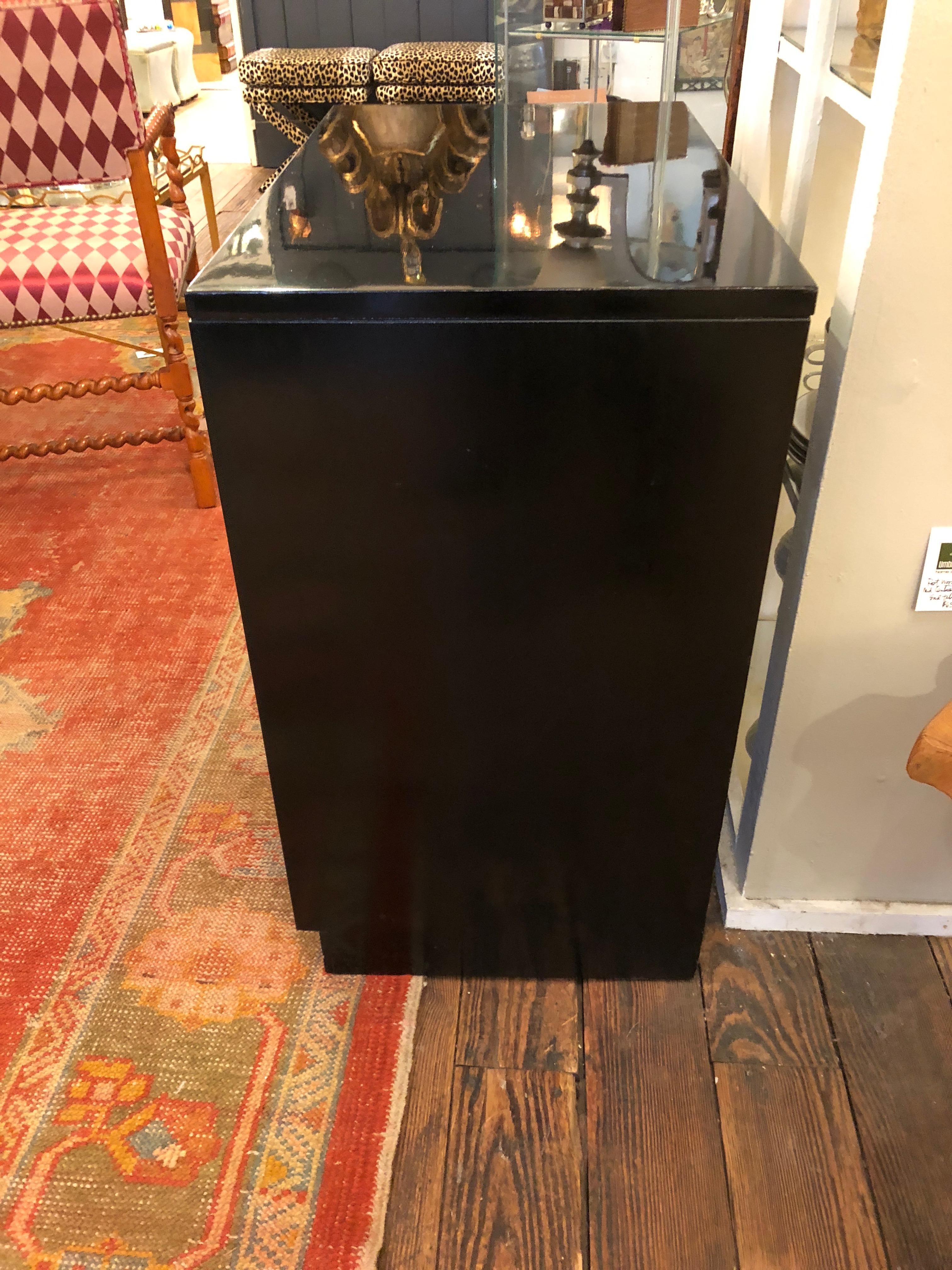 Classic Dorothy Draper Style Hollywood Regency Chest of Drawers In Excellent Condition In Hopewell, NJ