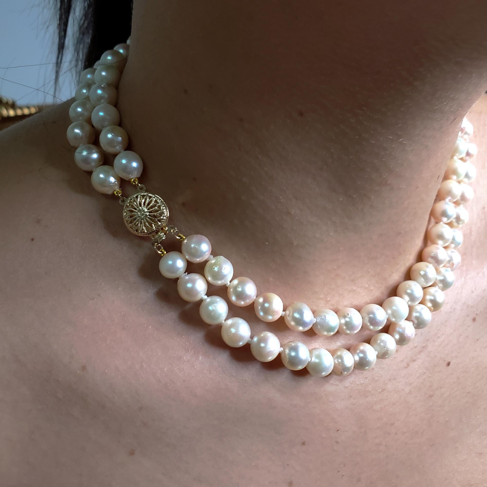 Contemporaneo Classico  Collana a doppio filo con perle coltivate giapponesi da 7,5 a 8 mm in oro 14k in vendita