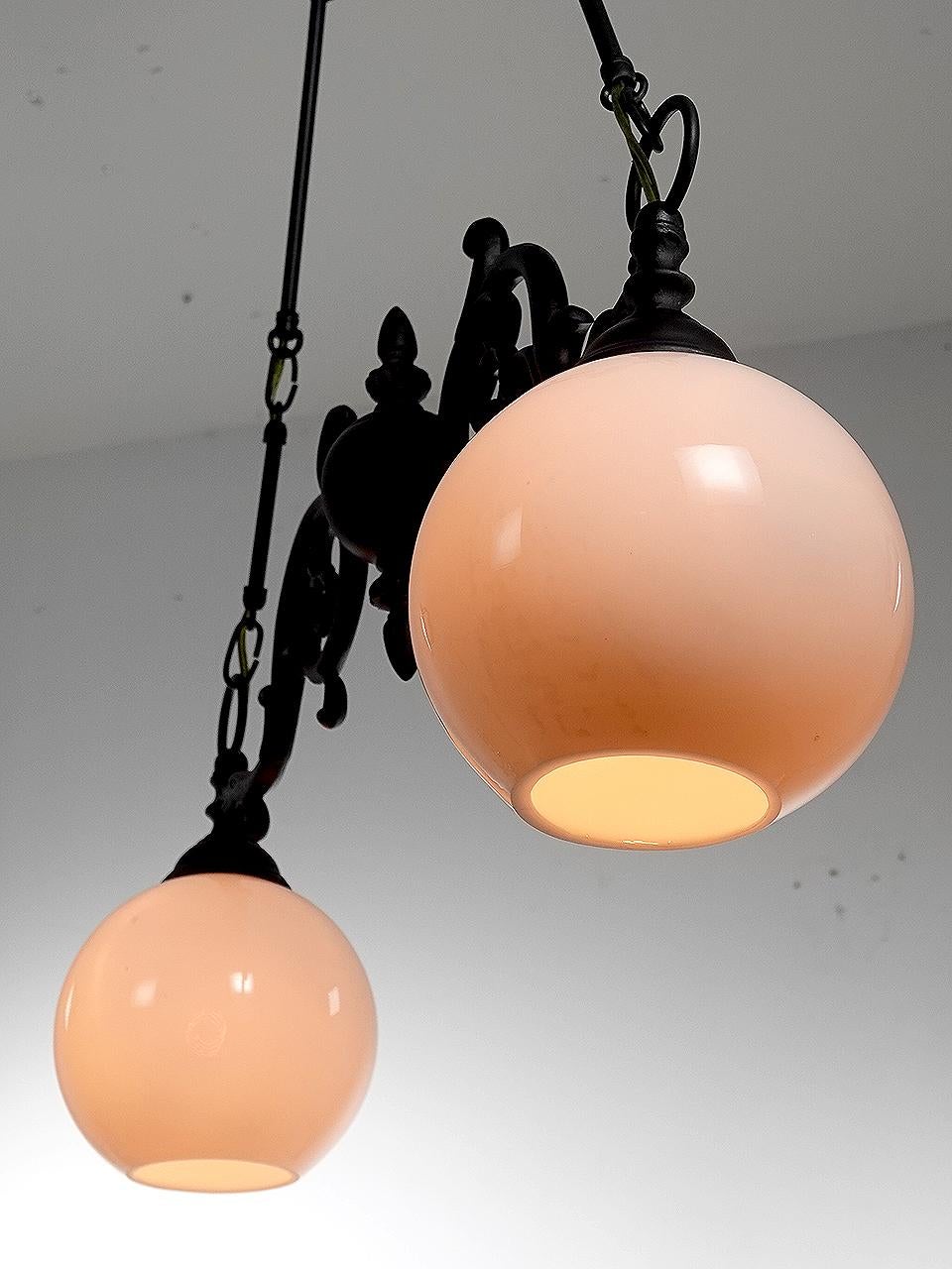 Si vous souhaitez éclairer un îlot de cuisine ou une table de salle à manger, c'est le choix idéal. Les deux globes ont l'air d'être en verre de vaseline et mesurent 7 pouces de diamètre. Le métal décoratif est de l'aluminium et du laiton finis en
