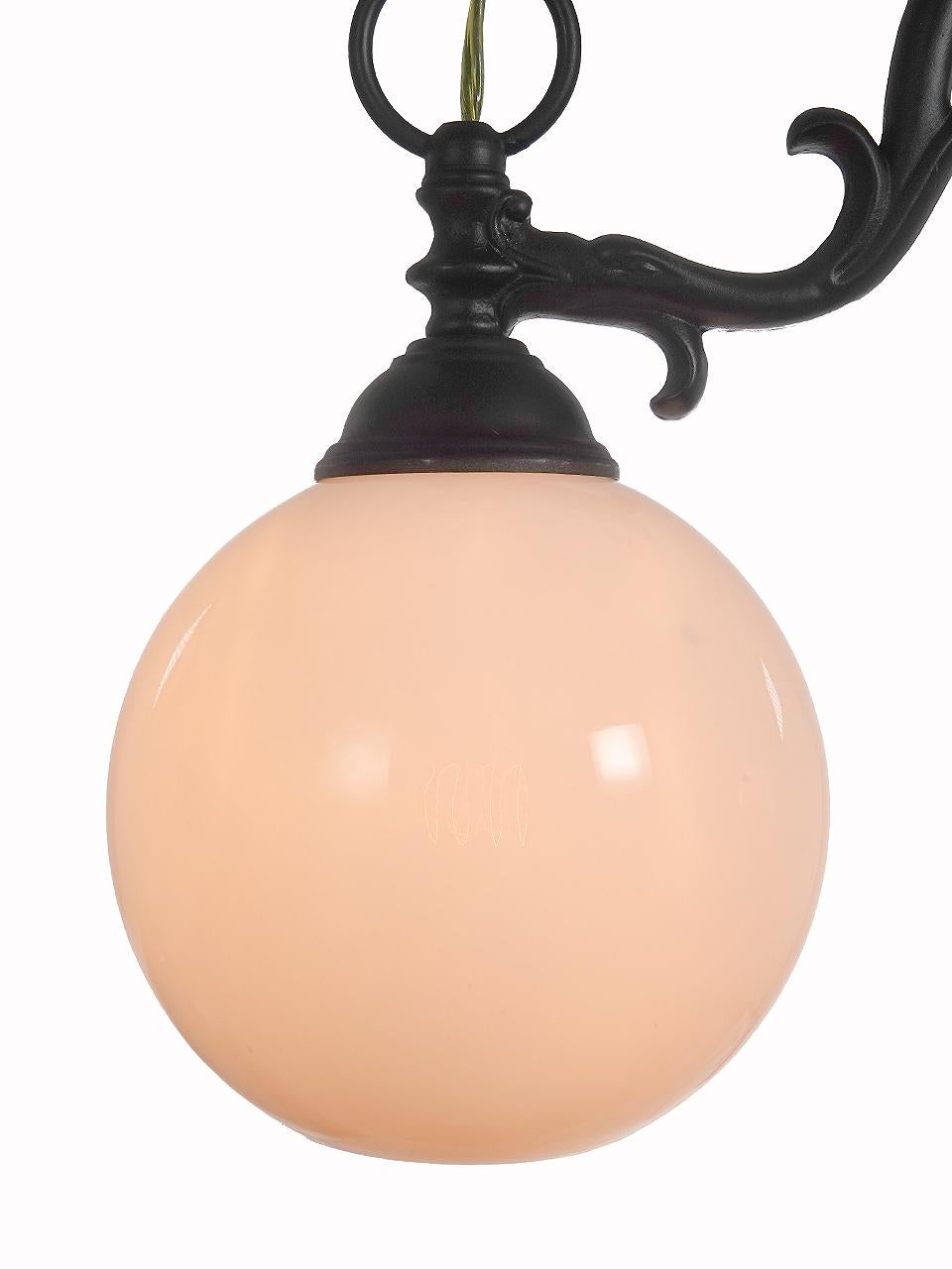 Néo-baroque Lustre classique à double globe en verre de vaseline en vente