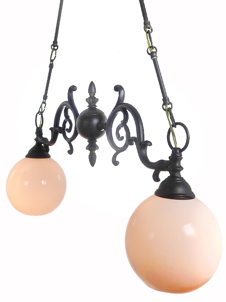 Américain Lustre classique à double globe en verre de vaseline en vente