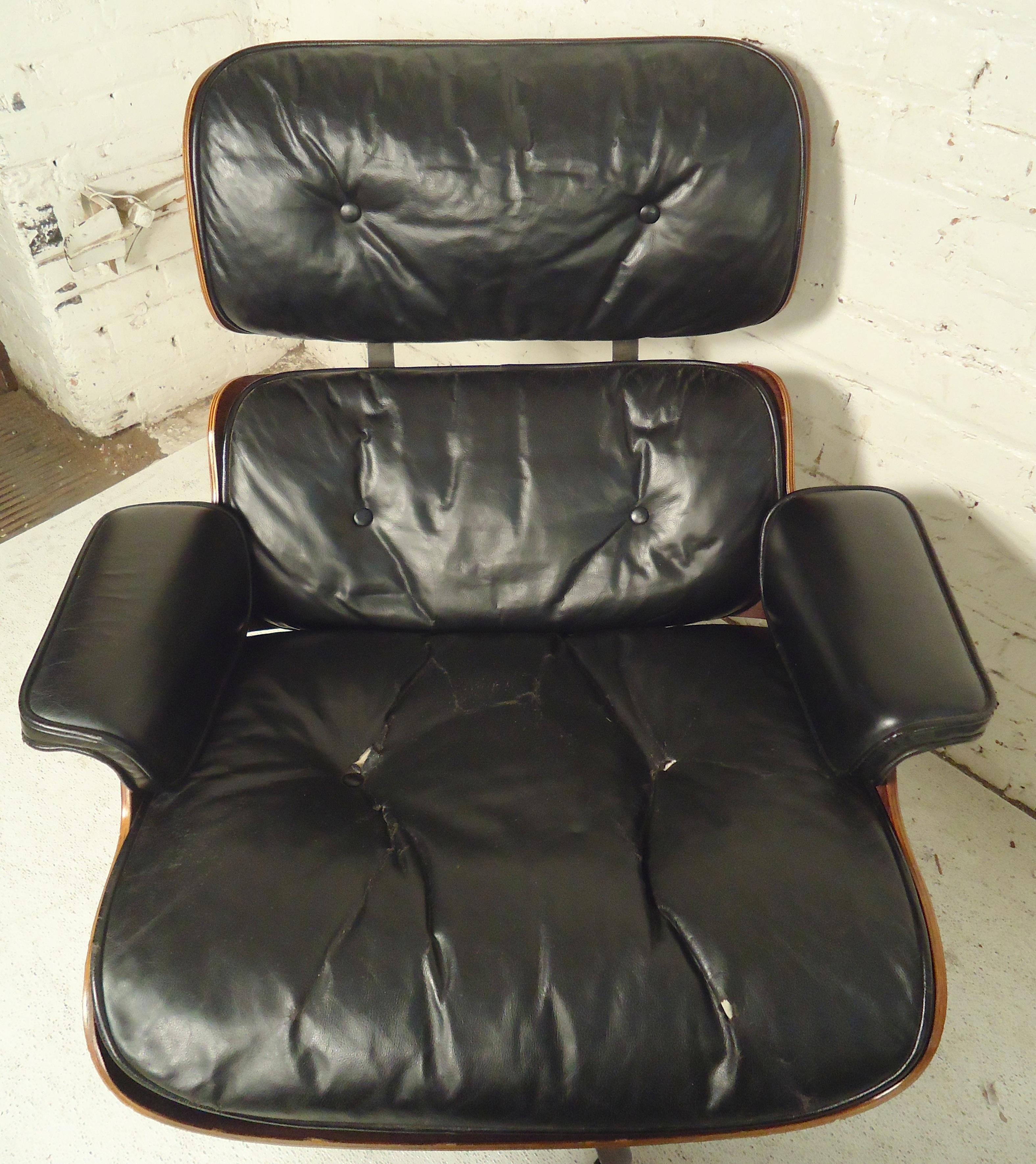 Mid-Century Modern leather chair and ottoman made by Herman Miller. Rosewood frame and black leather upholstery.

(Please confirm item location - NY or NJ - with dealer).
      