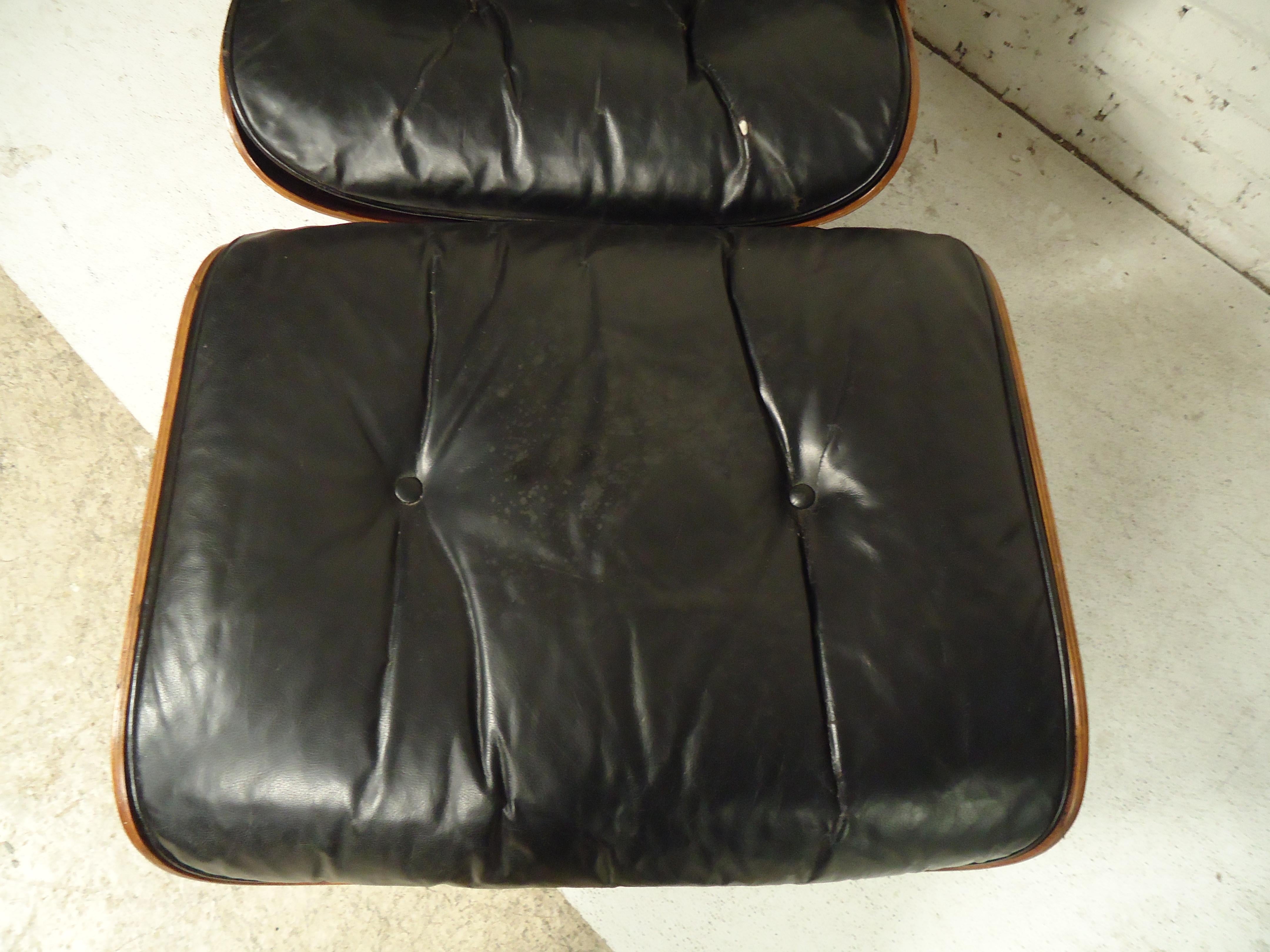 Mid-Century Modern Classic Eames Chair and Ottoman for Herman Miller