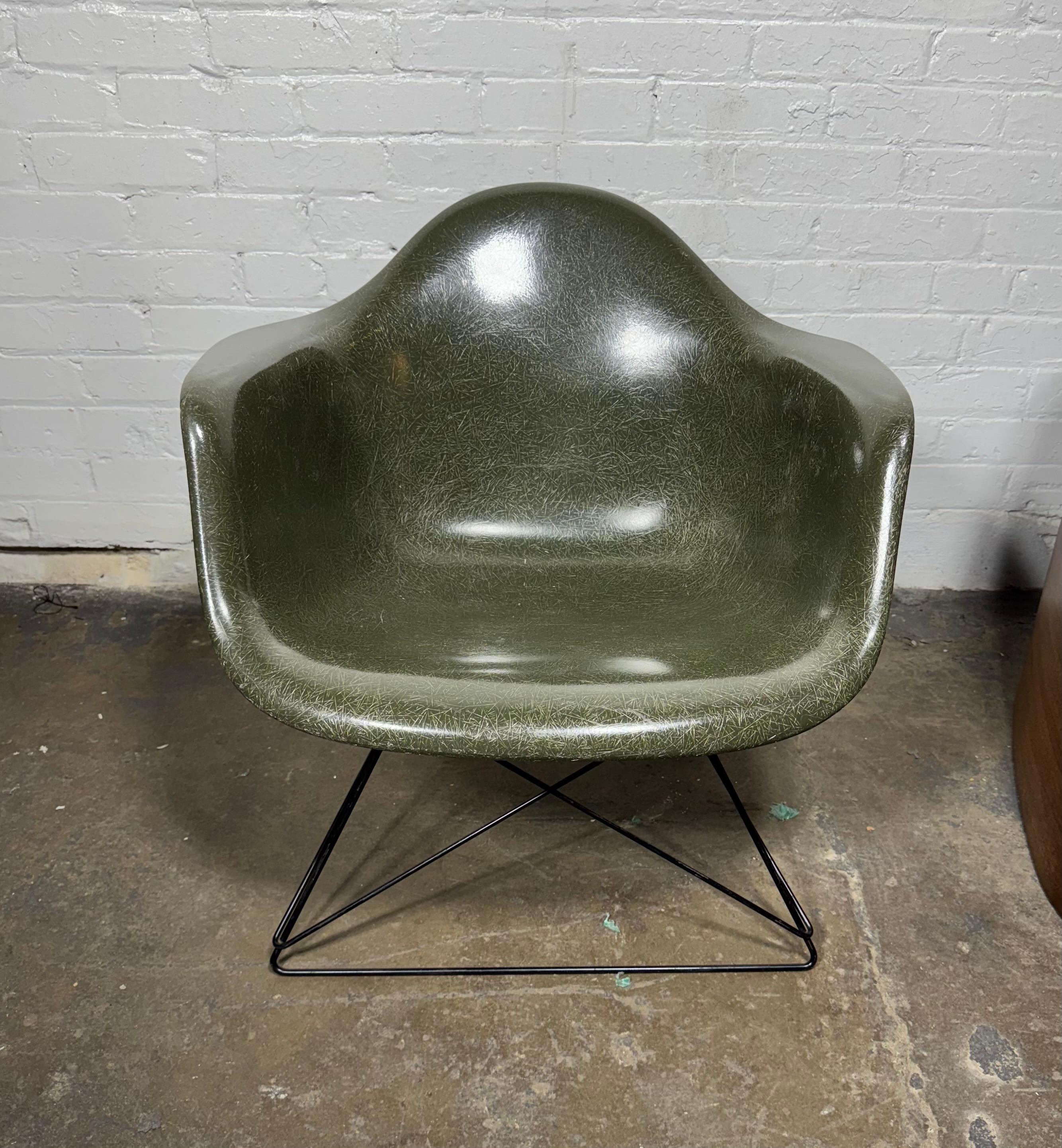 Klassischer Eames /Herman Miller Fiberglas Cats Cradle LAR Lounge Chair (amerikanisch) im Angebot