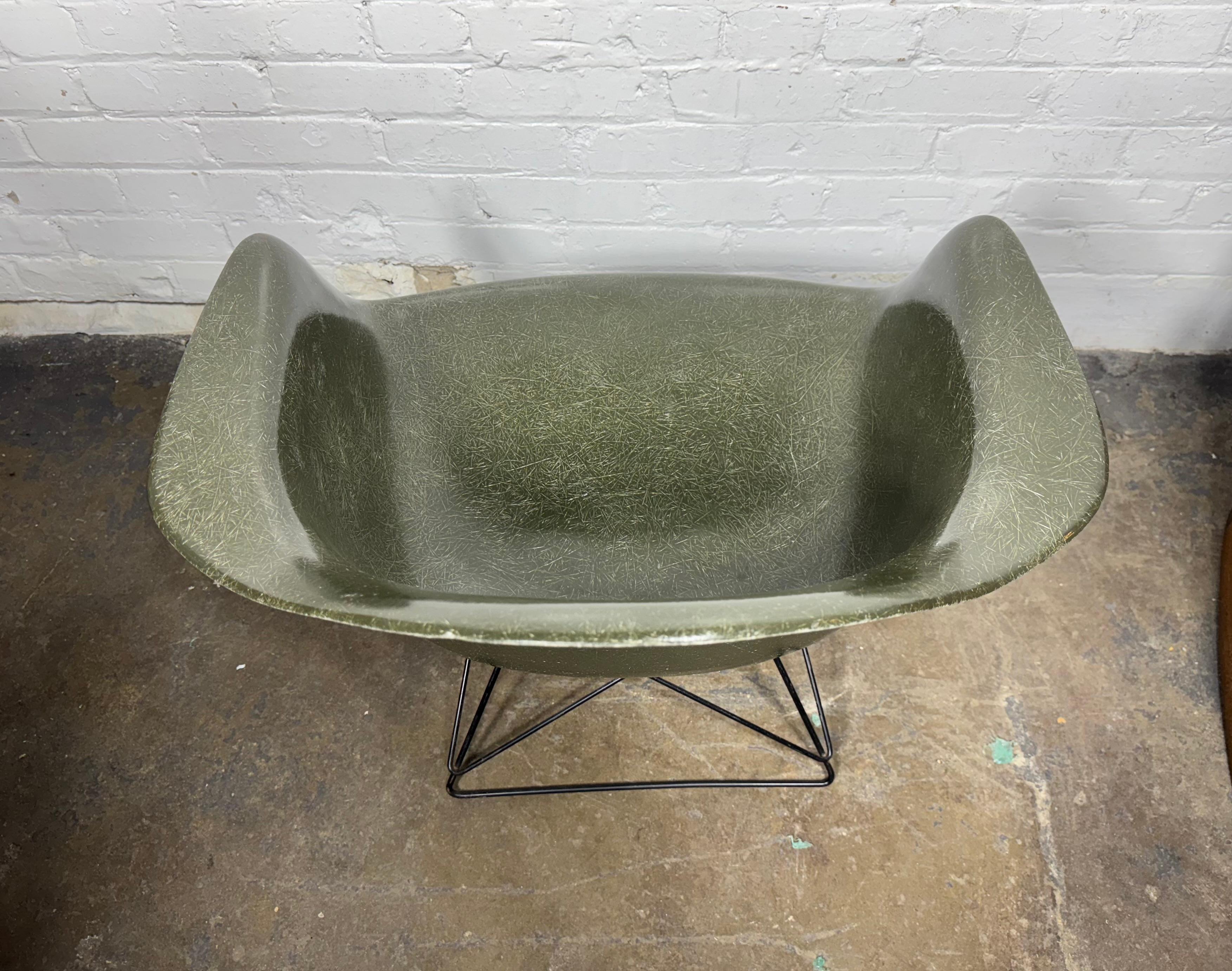 Klassischer Eames /Herman Miller Fiberglas Cats Cradle LAR Lounge Chair im Zustand „Gut“ im Angebot in Buffalo, NY
