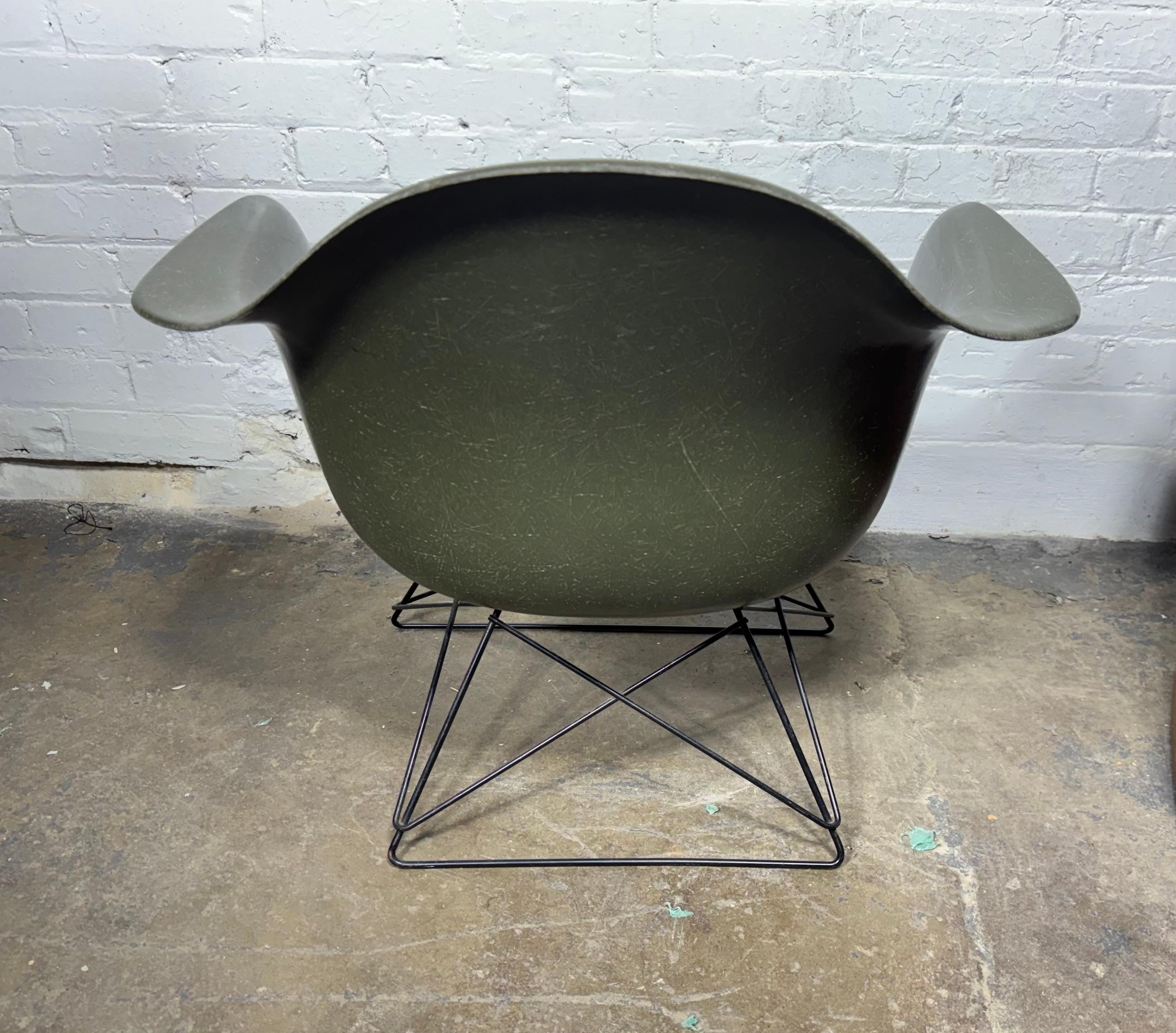 Klassischer Eames /Herman Miller Fiberglas Cats Cradle LAR Lounge Chair (Mitte des 20. Jahrhunderts) im Angebot