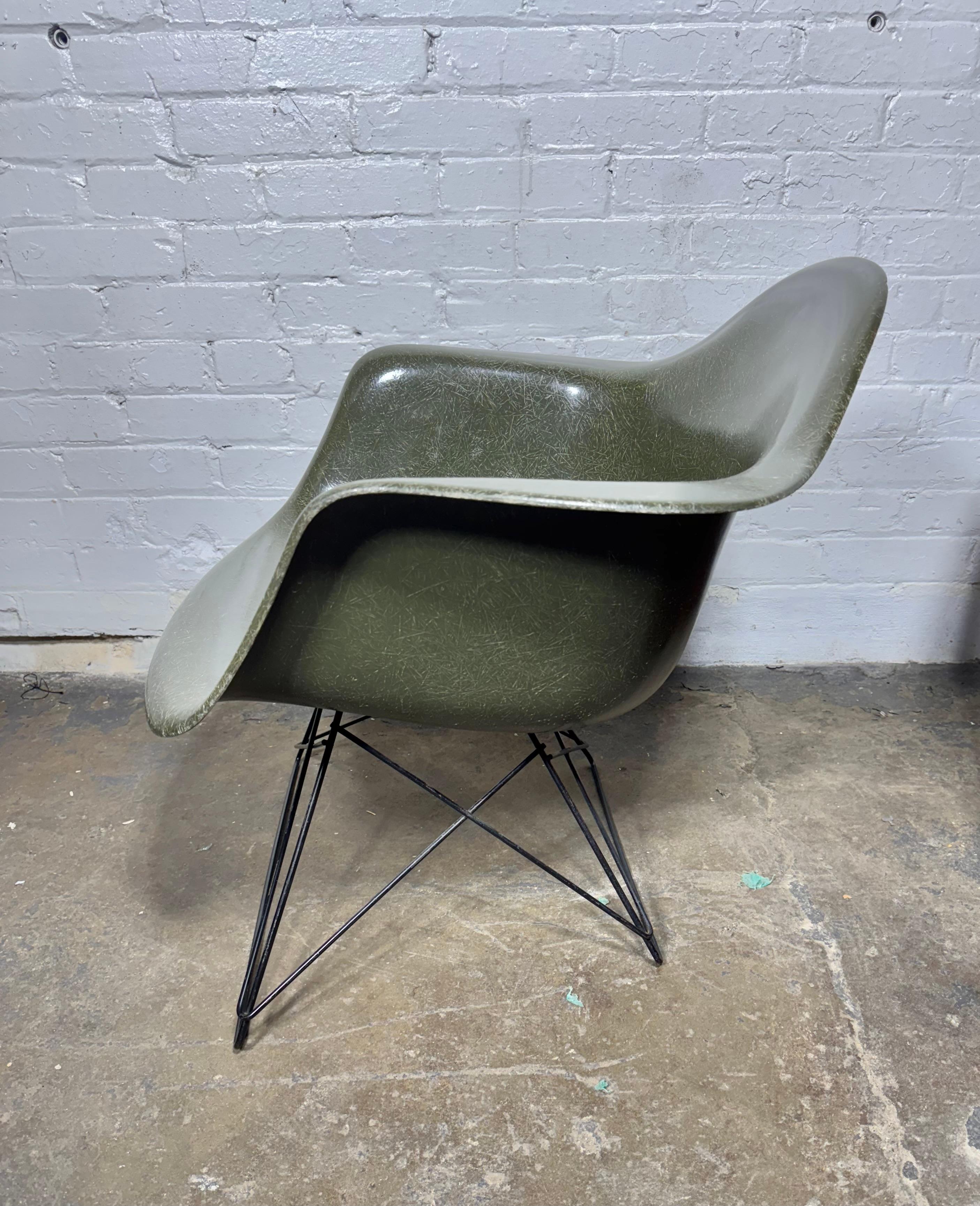 Klassischer Eames /Herman Miller Fiberglas Cats Cradle LAR Lounge Chair (Metall) im Angebot