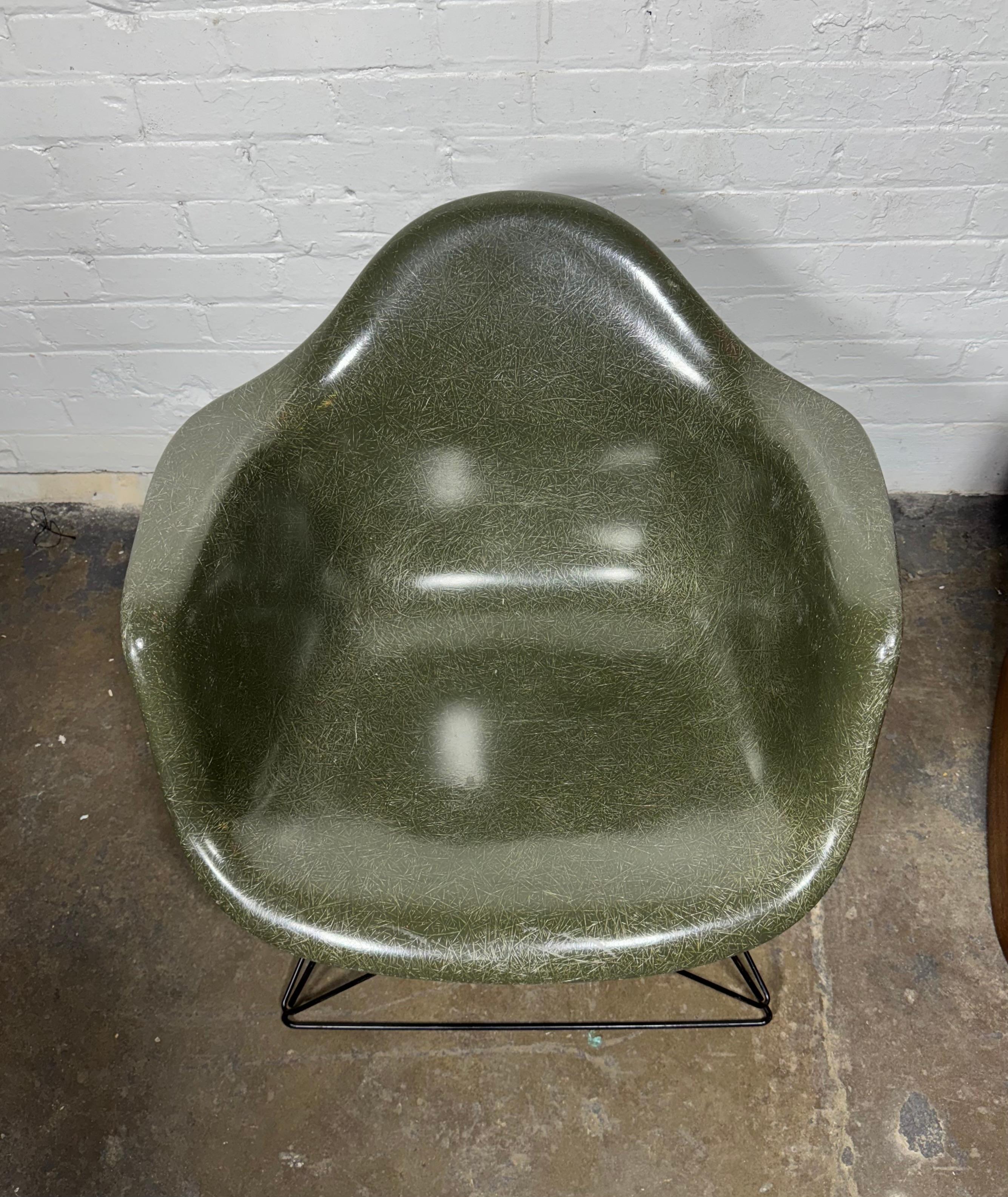 Klassischer Eames /Herman Miller Fiberglas Cats Cradle LAR Lounge Chair im Angebot 1