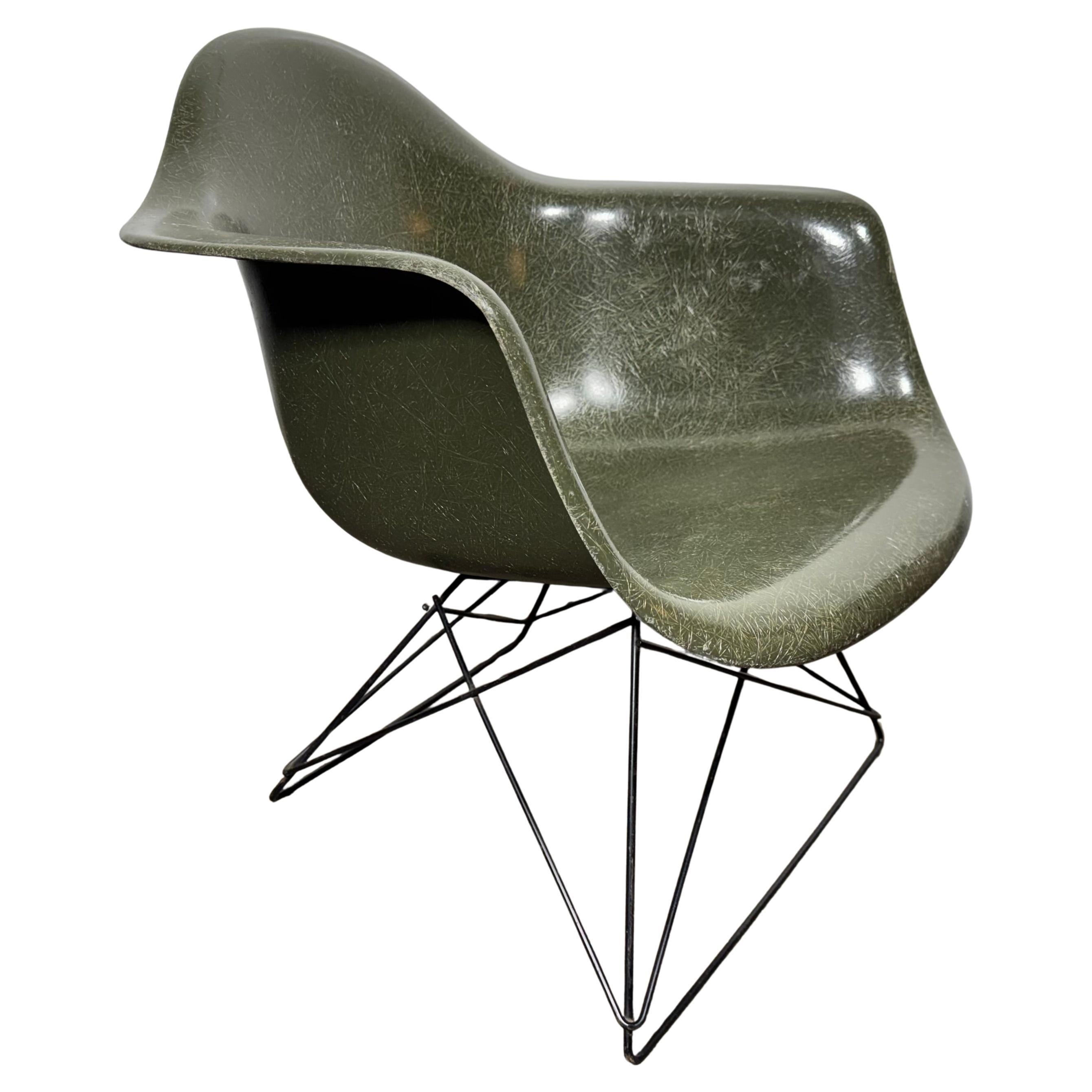 Klassischer Eames /Herman Miller Fiberglas Cats Cradle LAR Lounge Chair im Angebot