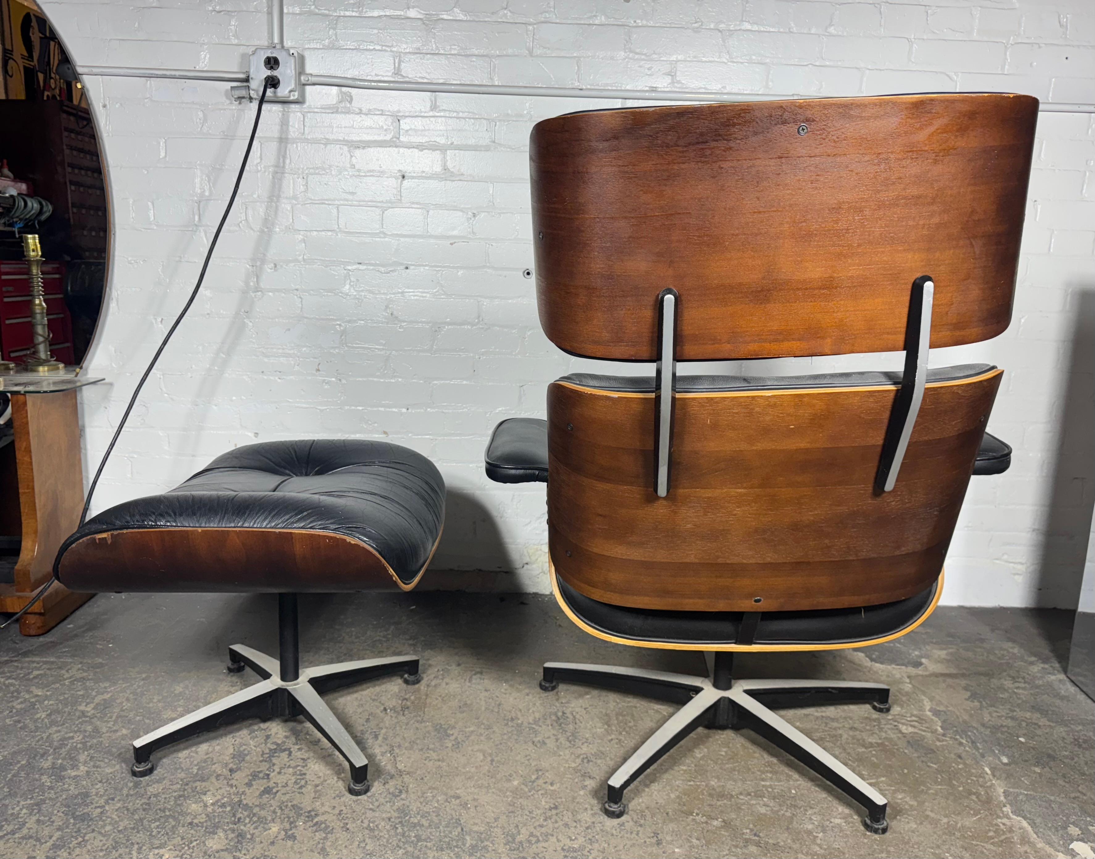 Late 20th Century Classic Eames Style Walnut & Leather Lounge Chair & Ott manufactured by Plycraft