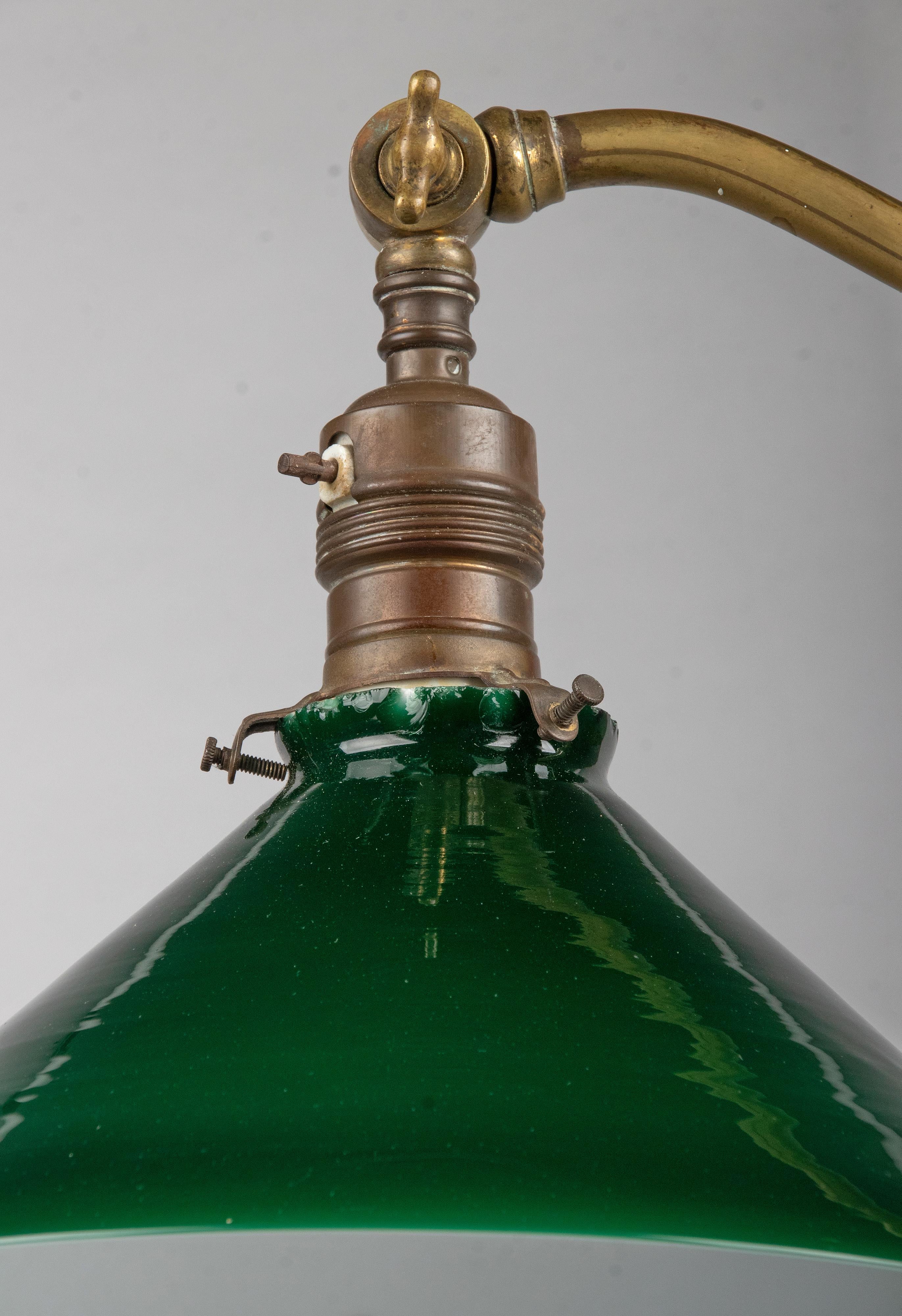 Classic Early 20th Century Brass Adjustable Desk Lamp with Green Gradient Shade In Good Condition In Casteren, Noord-Brabant