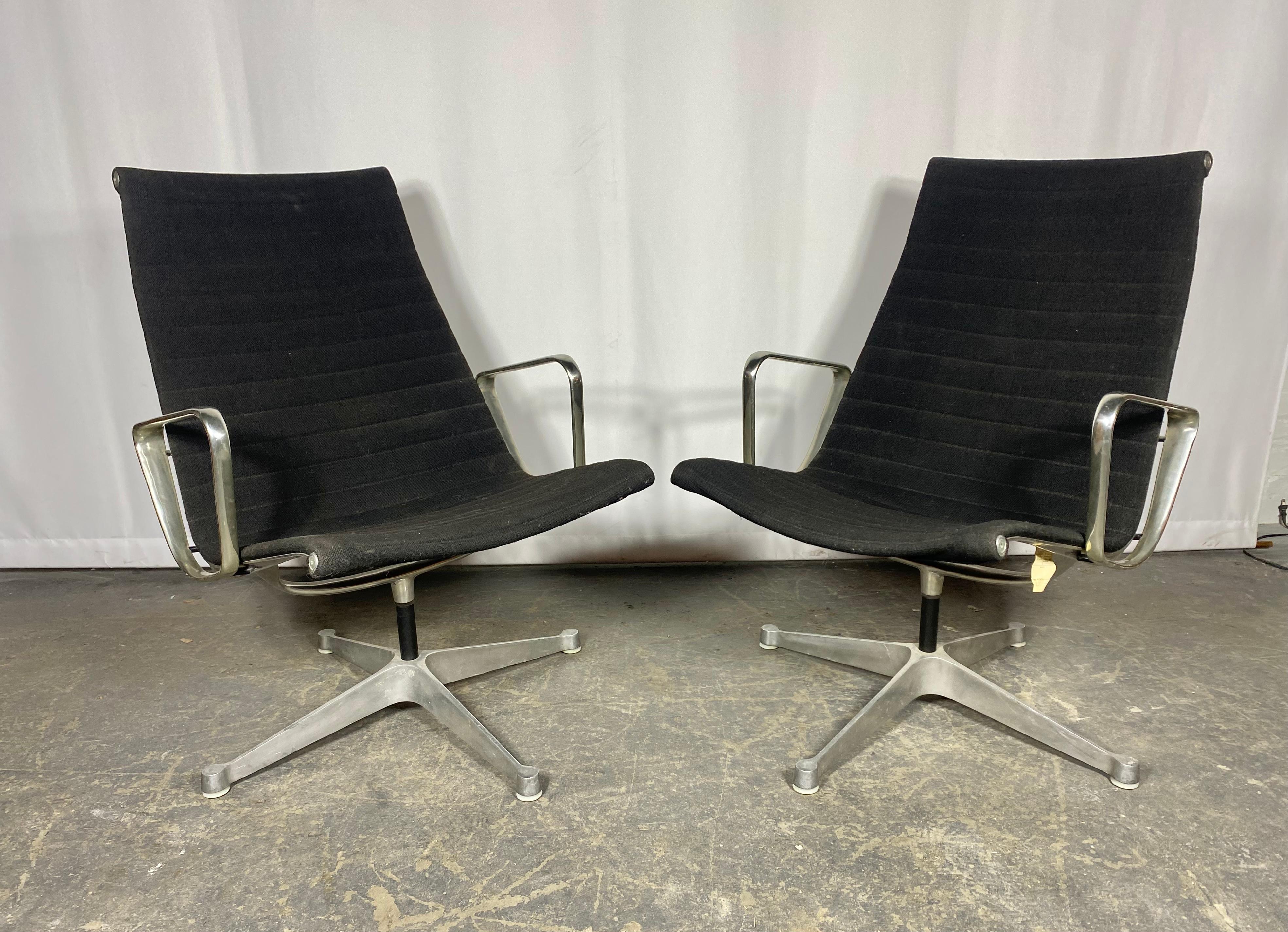 Mid-Century Modern Chaises longues classiques Eames / Herman Miller en aluminium, produites au début de la production.  en vente