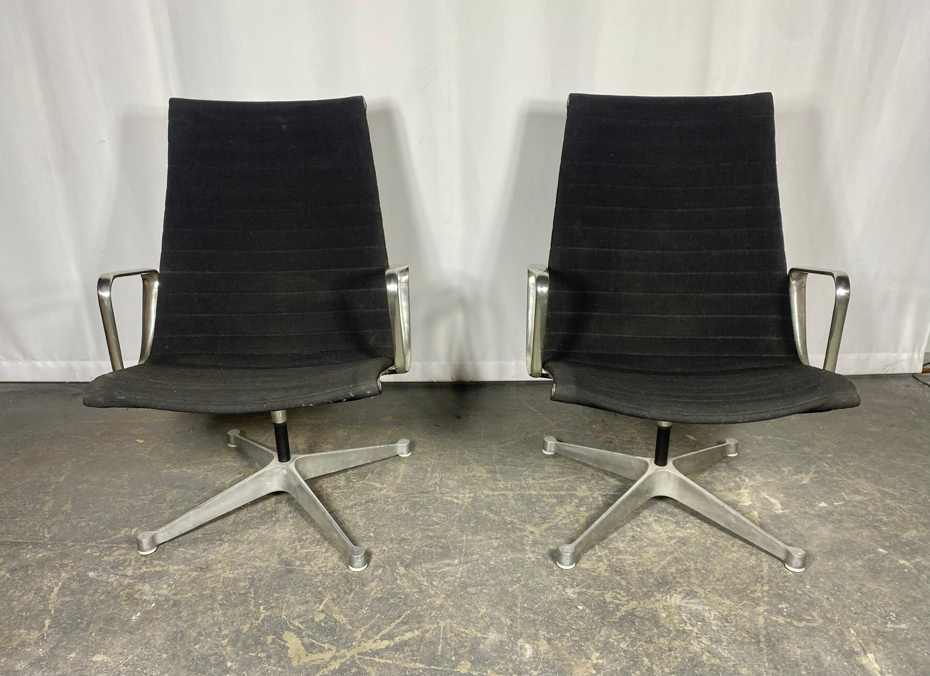 Américain Chaises longues classiques Eames / Herman Miller en aluminium, produites au début de la production.  en vente