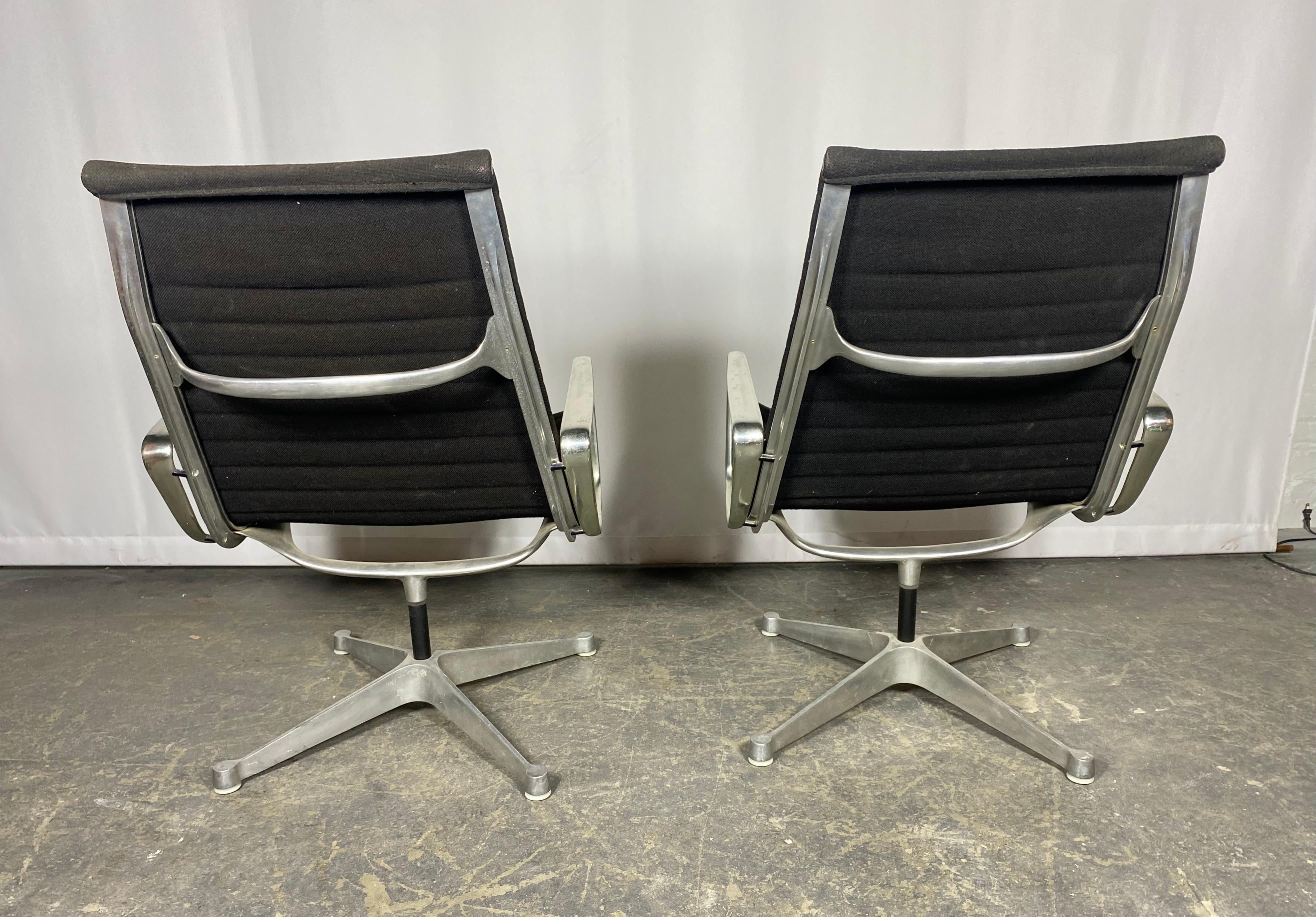 Classic early production Eames / Herman Miller Aluminum Group Lounge Chairs  In Good Condition For Sale In Buffalo, NY
