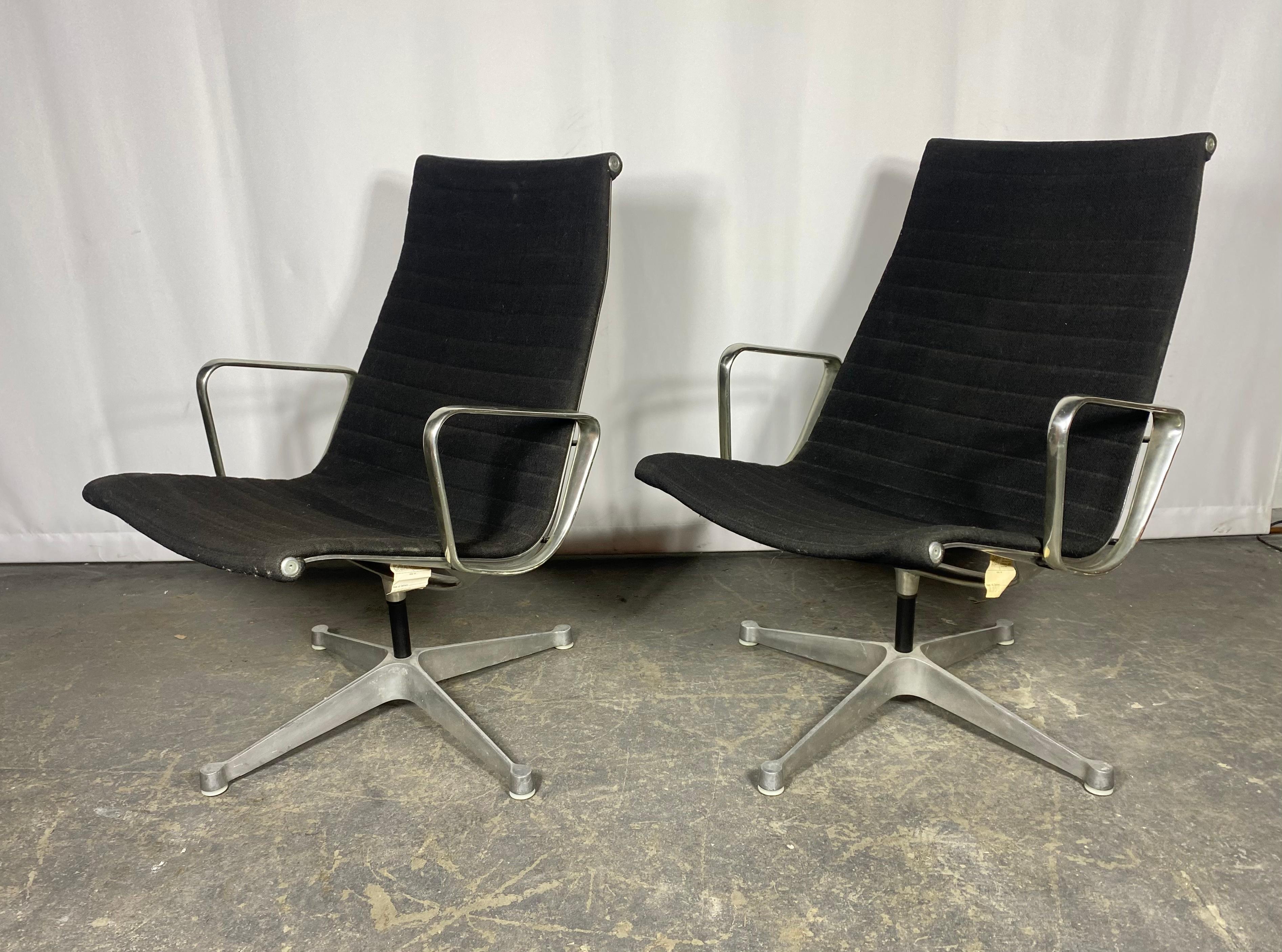 Milieu du XXe siècle Chaises longues classiques Eames / Herman Miller en aluminium, produites au début de la production.  en vente