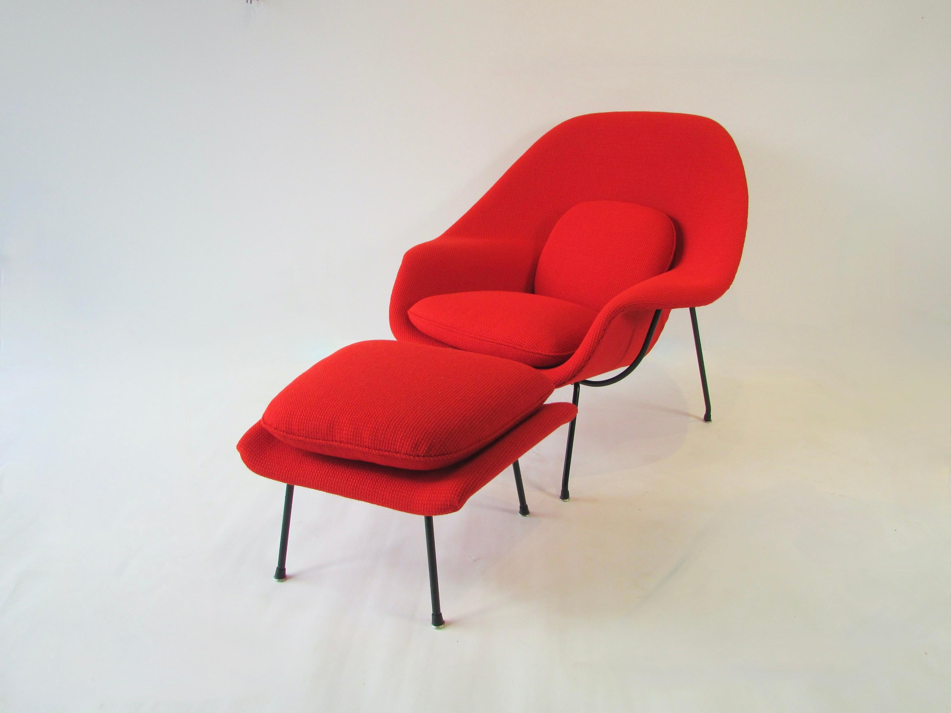 Mid-Century Modern Classic Early Production Eero Saarinen for Knoll Womb Chair with Ottoman (Chaise en forme d'utérus) en vente