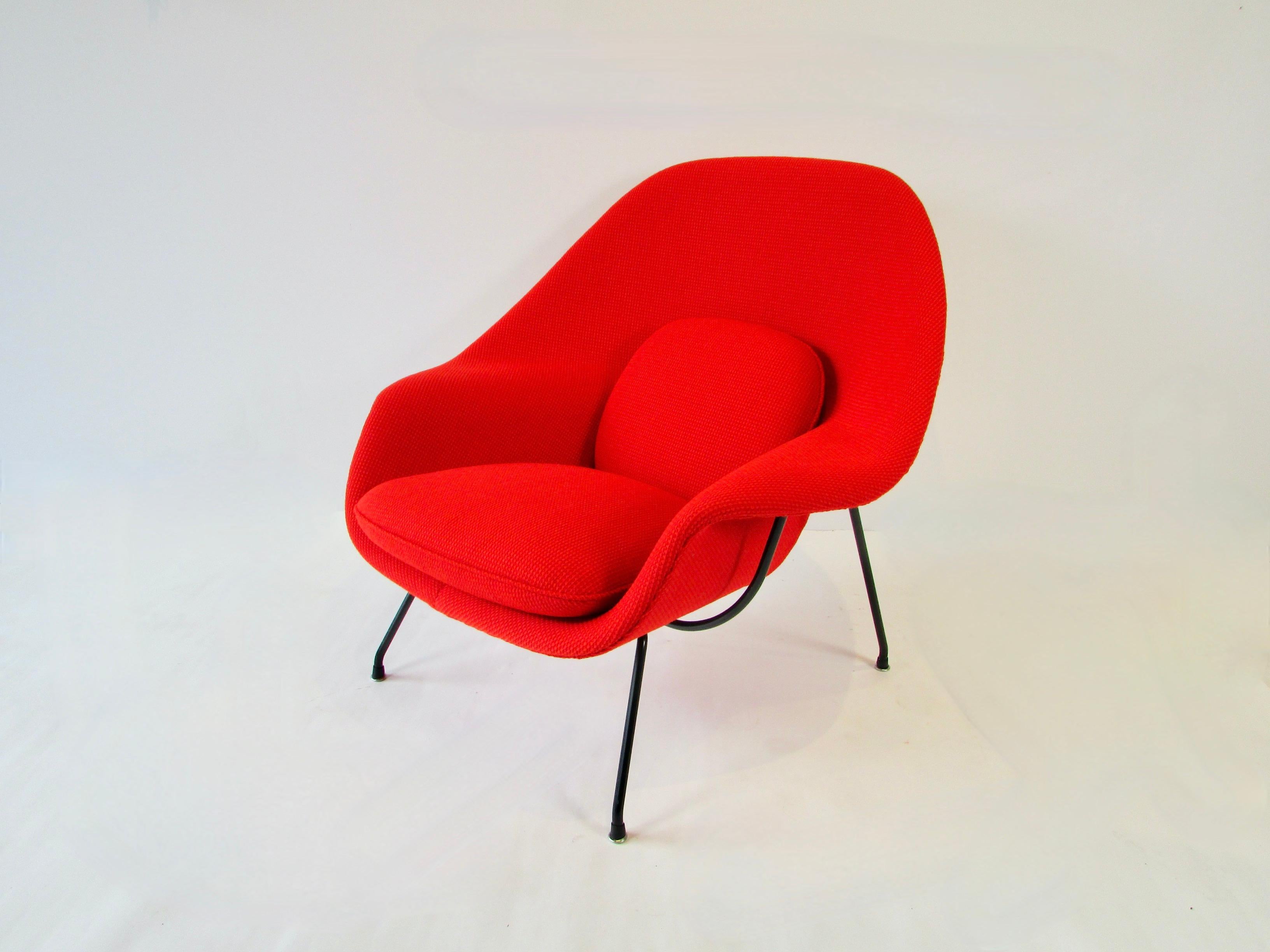 20ième siècle Classic Early Production Eero Saarinen for Knoll Womb Chair with Ottoman (Chaise en forme d'utérus) en vente